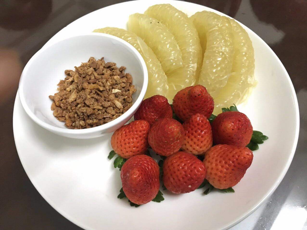 Muối tôm đặc biệt (Muối sỏi Dì Út) với tôm nguyên con cùng nhiều nguyên liệu chất lượng, đậm đà thích hợp ăn với bánh tráng,trái cây như mận, bưởi, ổi ... là muốn ăn mãi không thôi