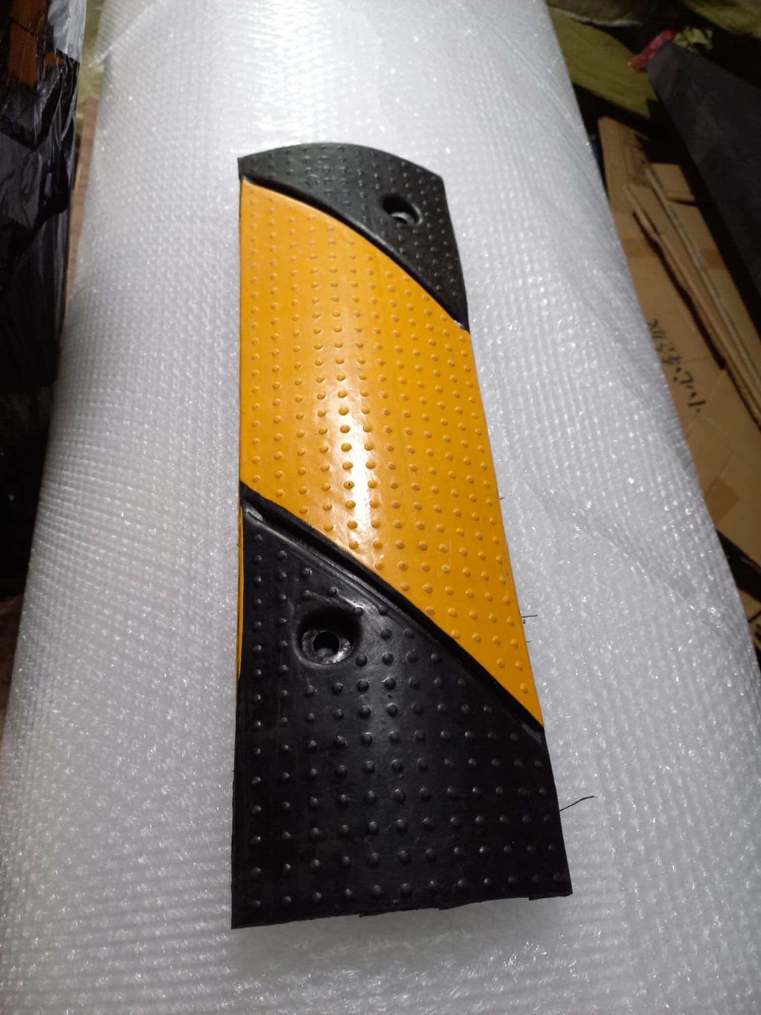 Gờ giảm tốc cao su xe máy oto (50*15*3cm) có rảnh, chống trơn trượt, chắn nước