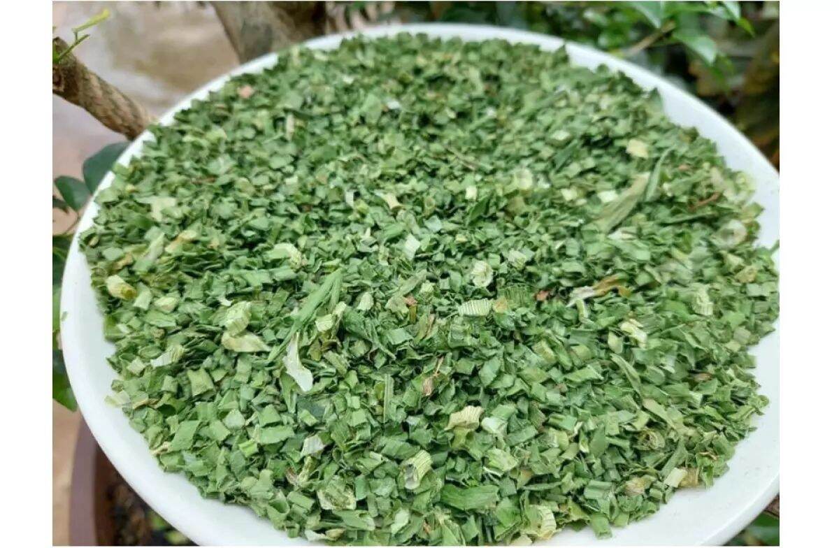 500gram hành lá sấy khô, có màu xanh tự nhiên của lá hành, vị thơm đặc trưng - đảm bảo an toàn vệ sinh
