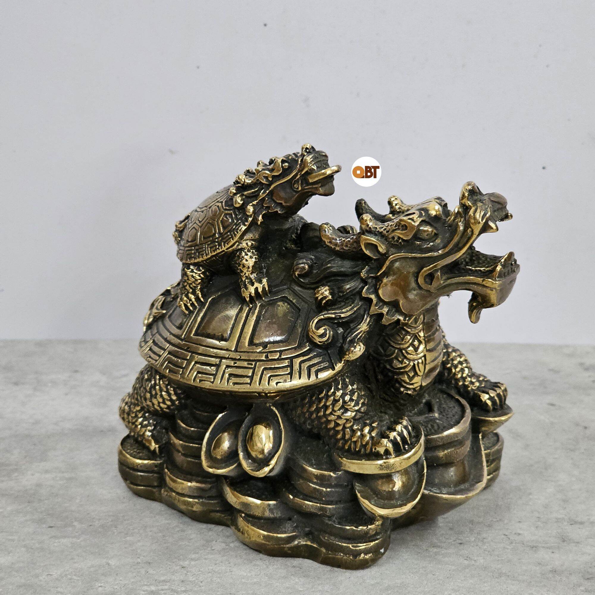 Long Quy cõng con màu nâu bằng đồng