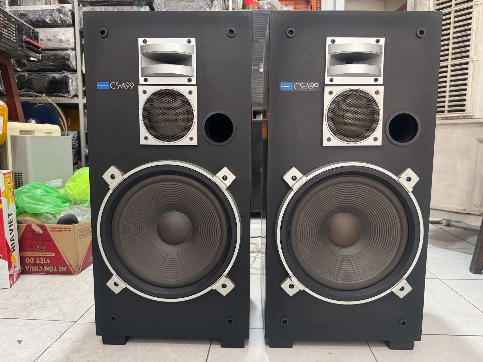 Cặp Loa Pioneer CS-A99 có thiết kế 3 đường tiếng bass 32cm Treble mỏ vịt zin đẹp âm thanh rất hay.
