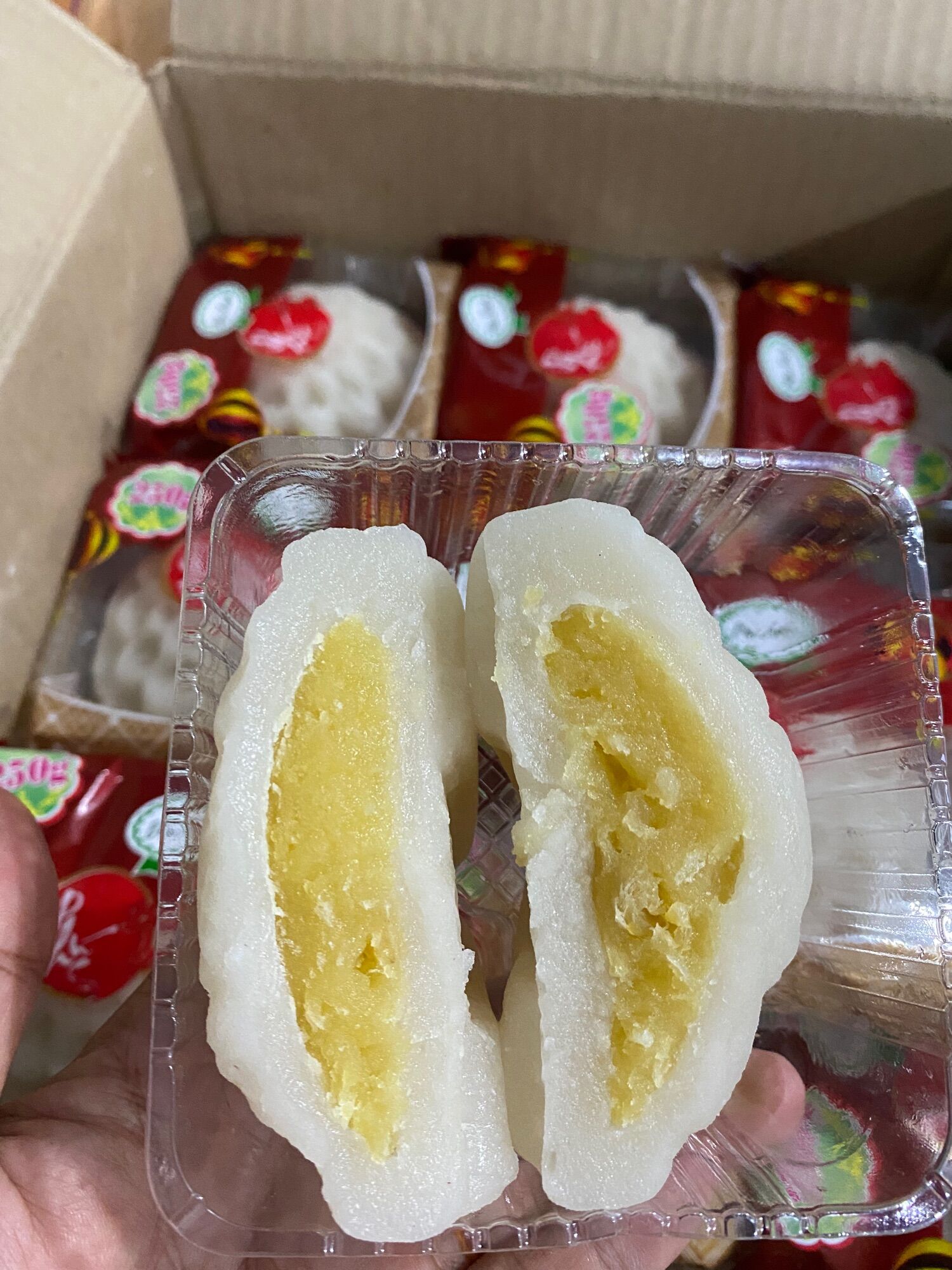 Bánh dẻo trung thu nhân đạu xanh. nặng 280gr. 35k. ít ngọt. hsd 30 ngày.