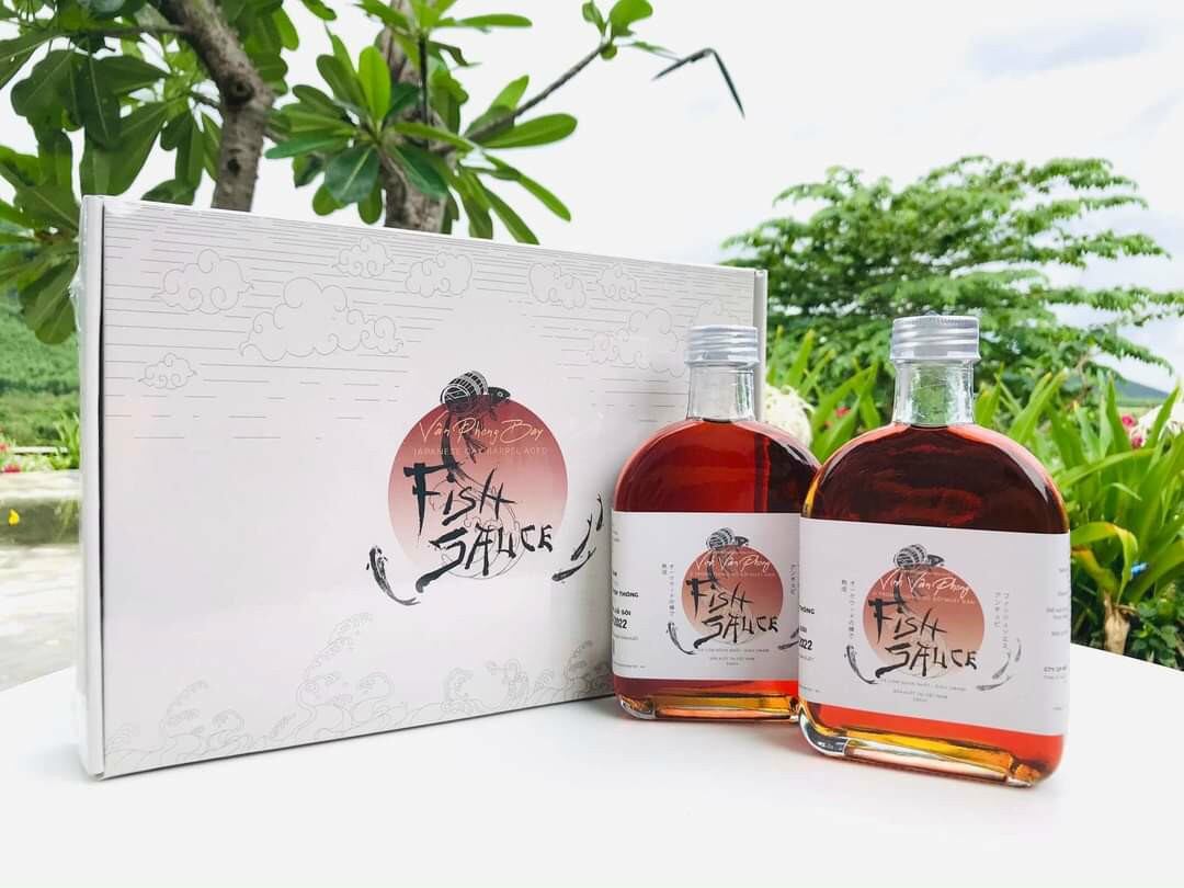 Nước mắm sạch nguyên chất Vịnh Vân Phong. Sản xuất theo tiêu chuẩn Nhật Bản. Hộp 2 chai