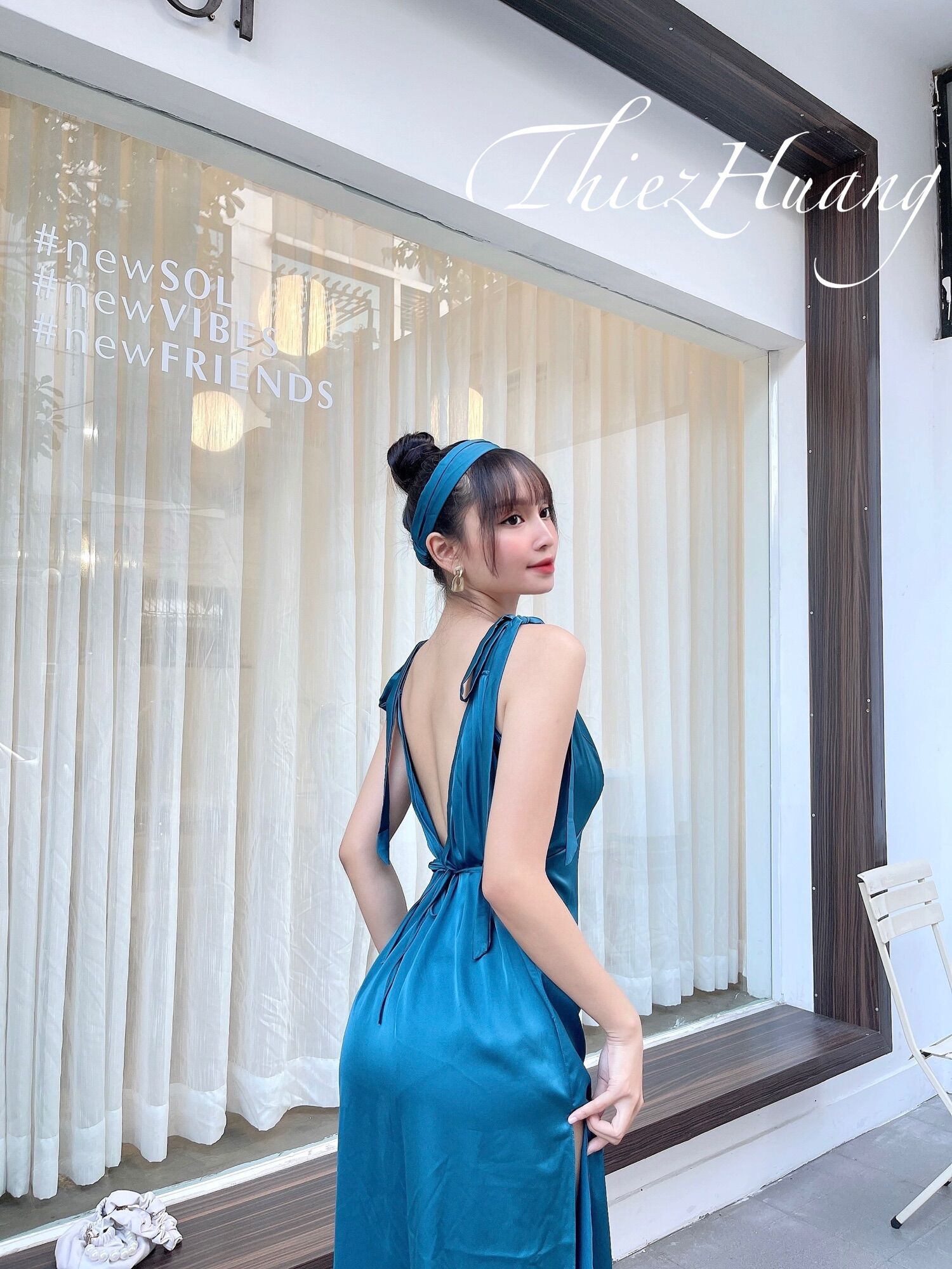 Đầm maxi lụa dáng dài hở lưng , trẻ trung
