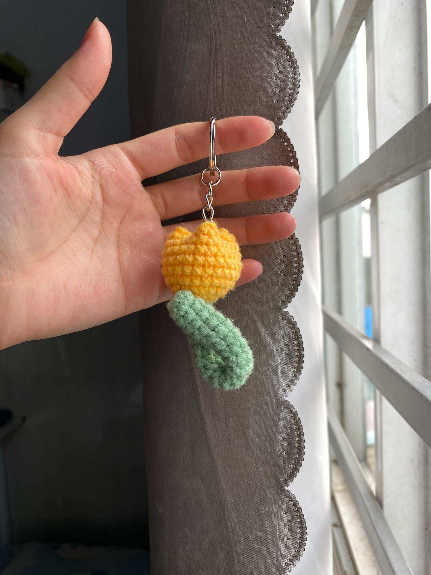 Móc khoá hoa tulip mini handmade bằng len