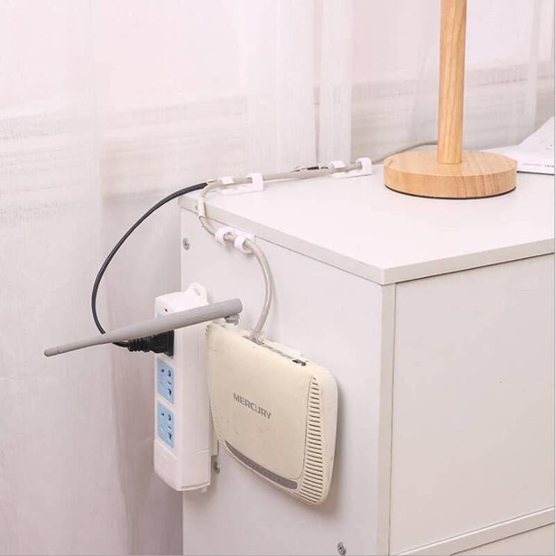 Miếng dán tường treo ổ cắm điện, modem, wifi.