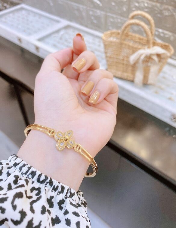 TT5885 - Vòng tay titan hoa kẹp đá zircon
