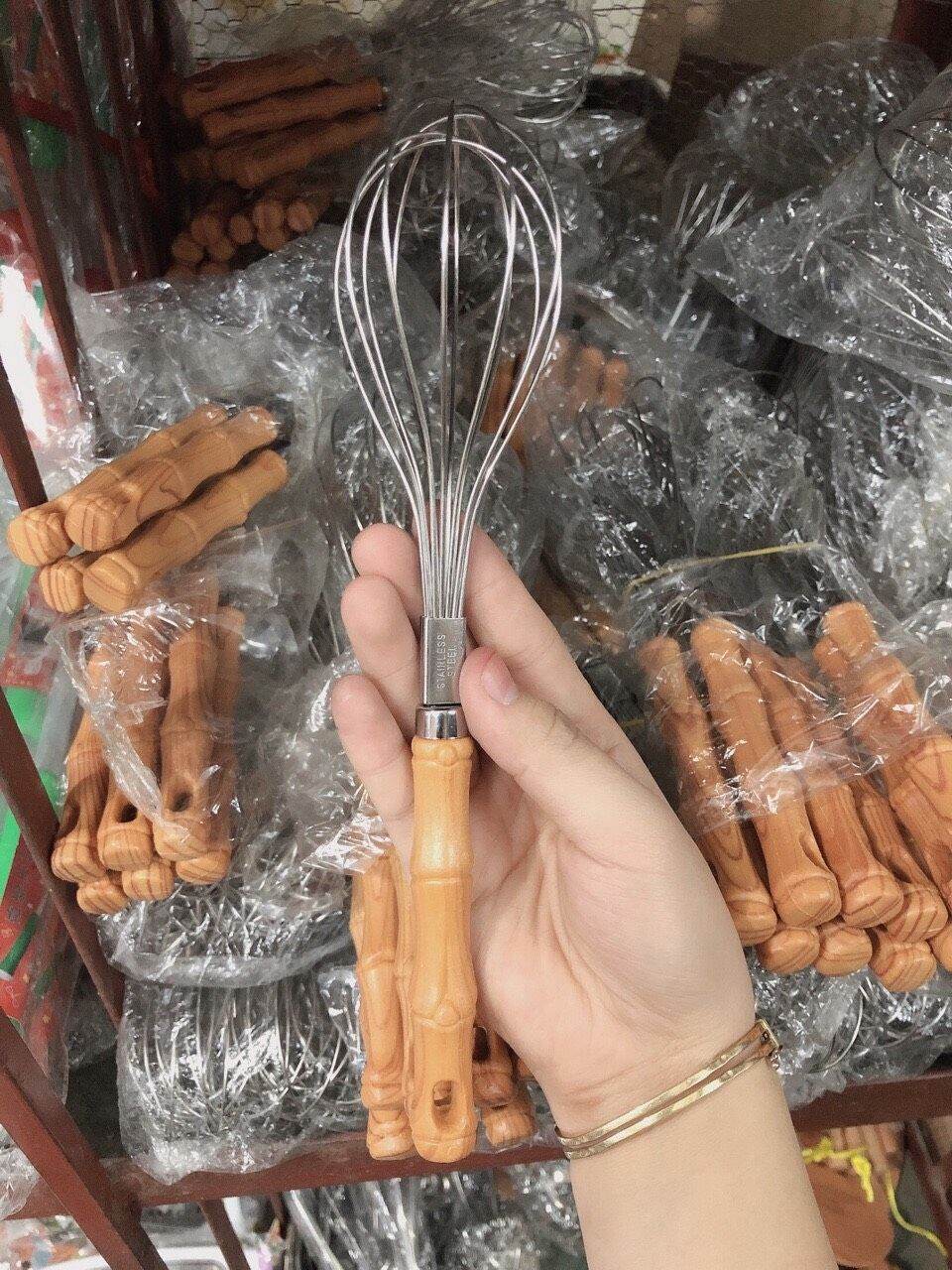Dụng cụ đánh trứng cán giả gỗ
