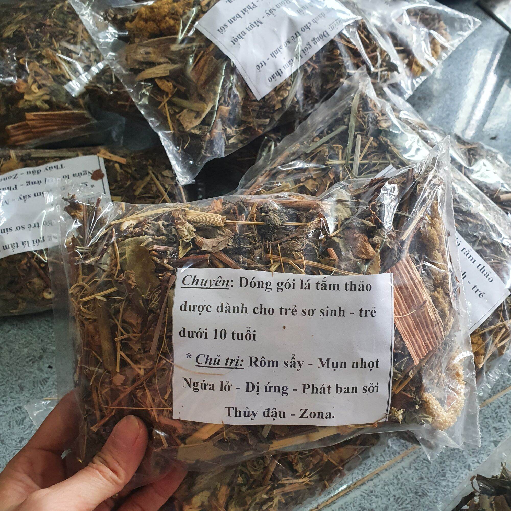 1 túi lá tắm thảo dược cho bé giúp mát da,ngừa rôm sẩy,mụn nhọt ,mẩn ngứa, phỏng rơm phỏng rạ