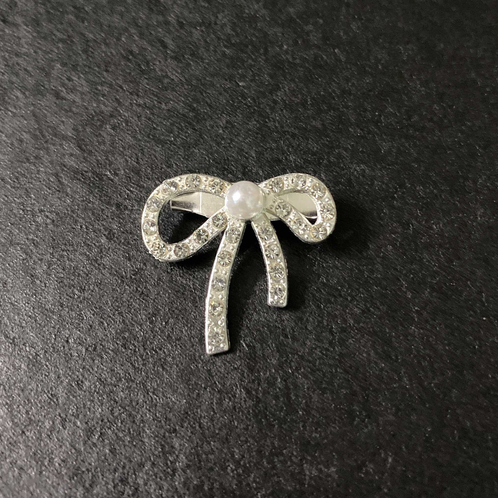 1 TAG CÀI NƠ SIZE 2.8cm có ghim cài phía sau