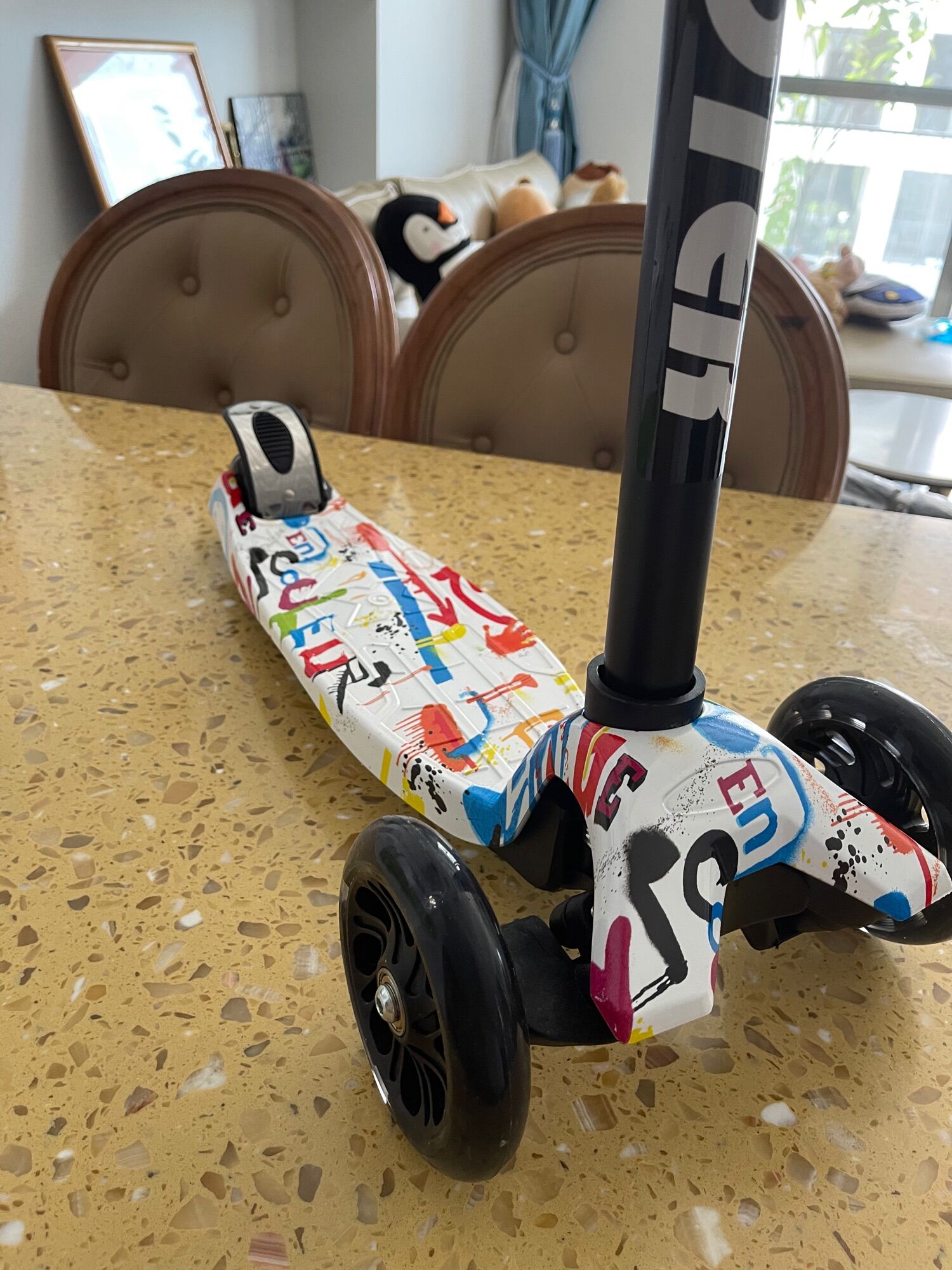 Xe Scooter ba bánh phong cách graffiti cực ngầu