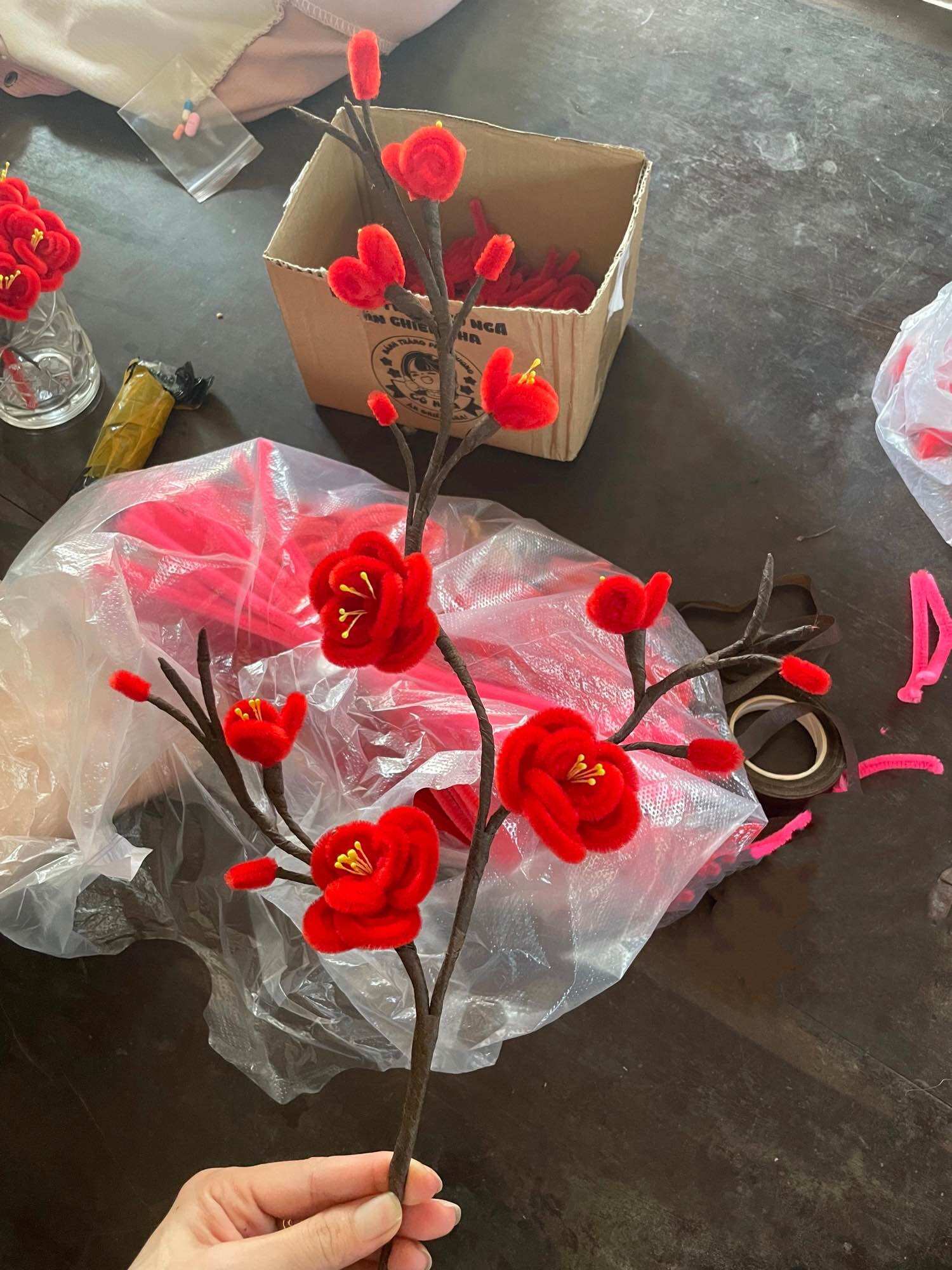 Cành hoa Đào , hoa Mai bằng kẽm nhung trang trí bình hoa tết