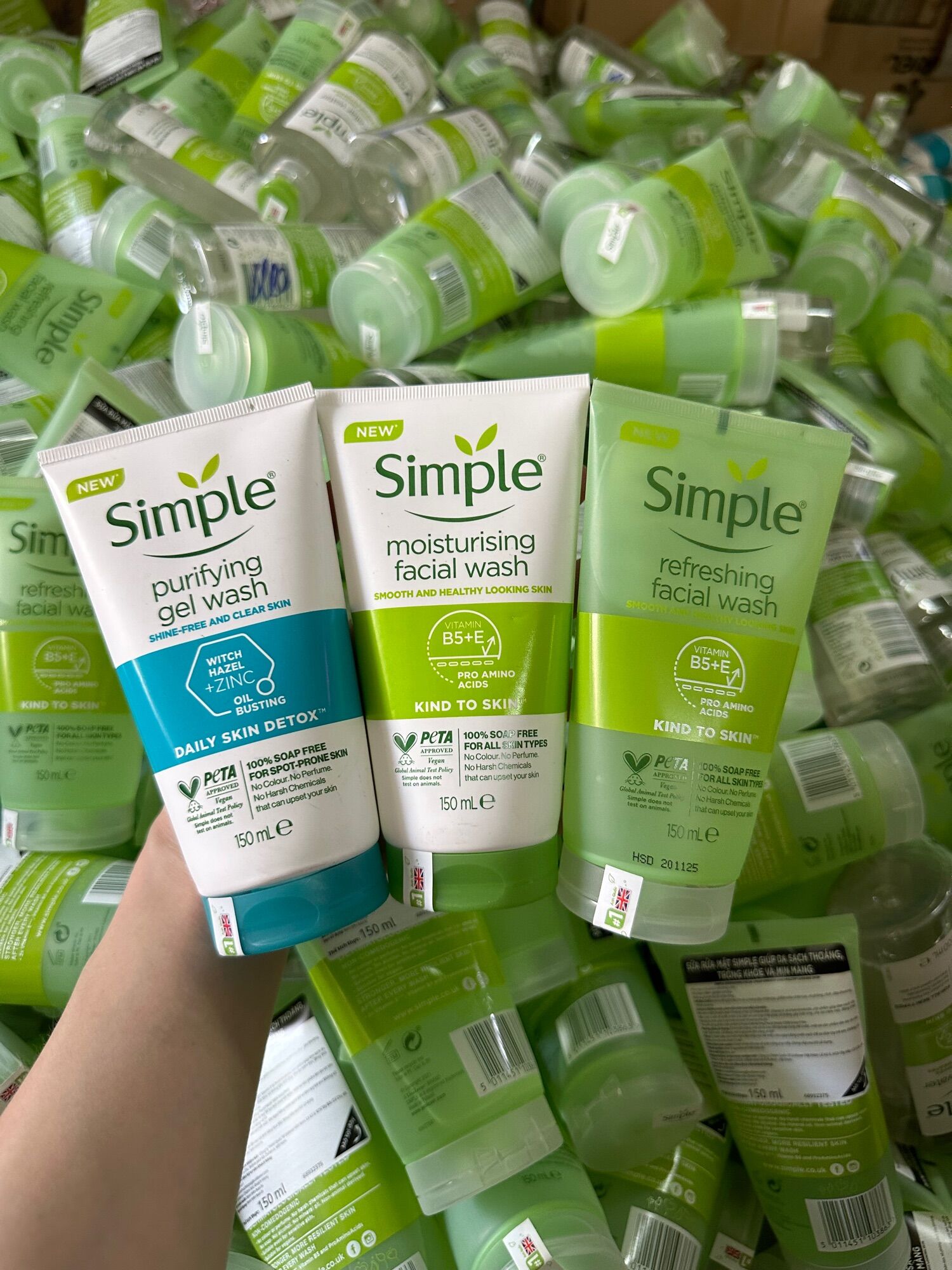 Sữa Rửa Mặt Simple Kiềm Dầu, Ngừa Mụn 150ml