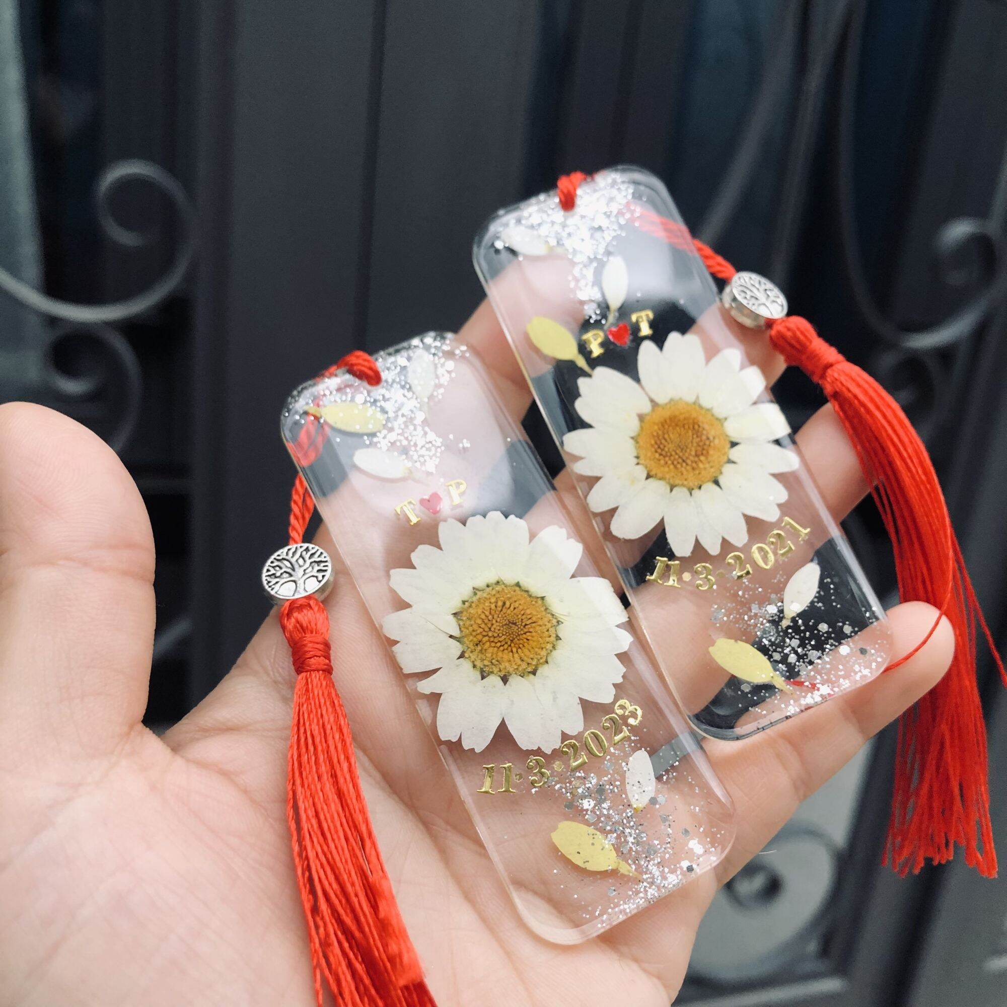Thẻ đánh dấu sách hoa thật (thêm tên theo yêu cầu ) key chain handmade epoxy Resin