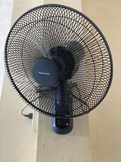 Quạt treo tường Panasonic F-409M (có điều khiển)