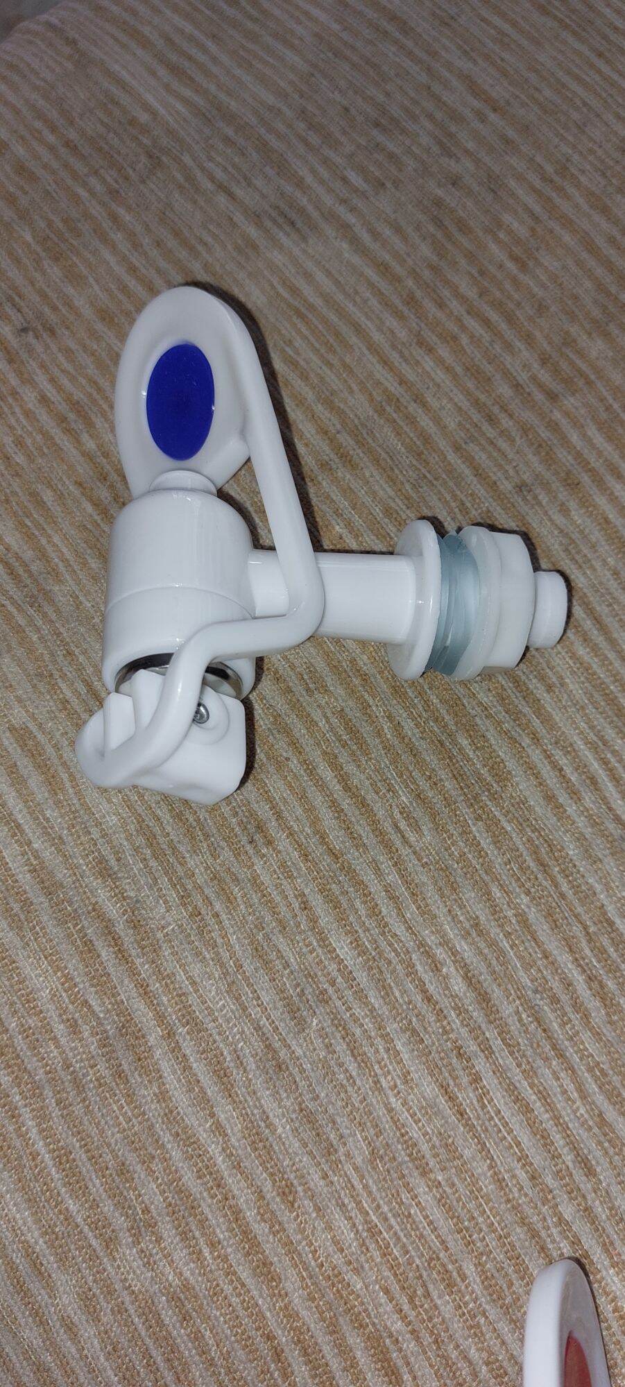 Vòi chống gãy bình lọc nước.