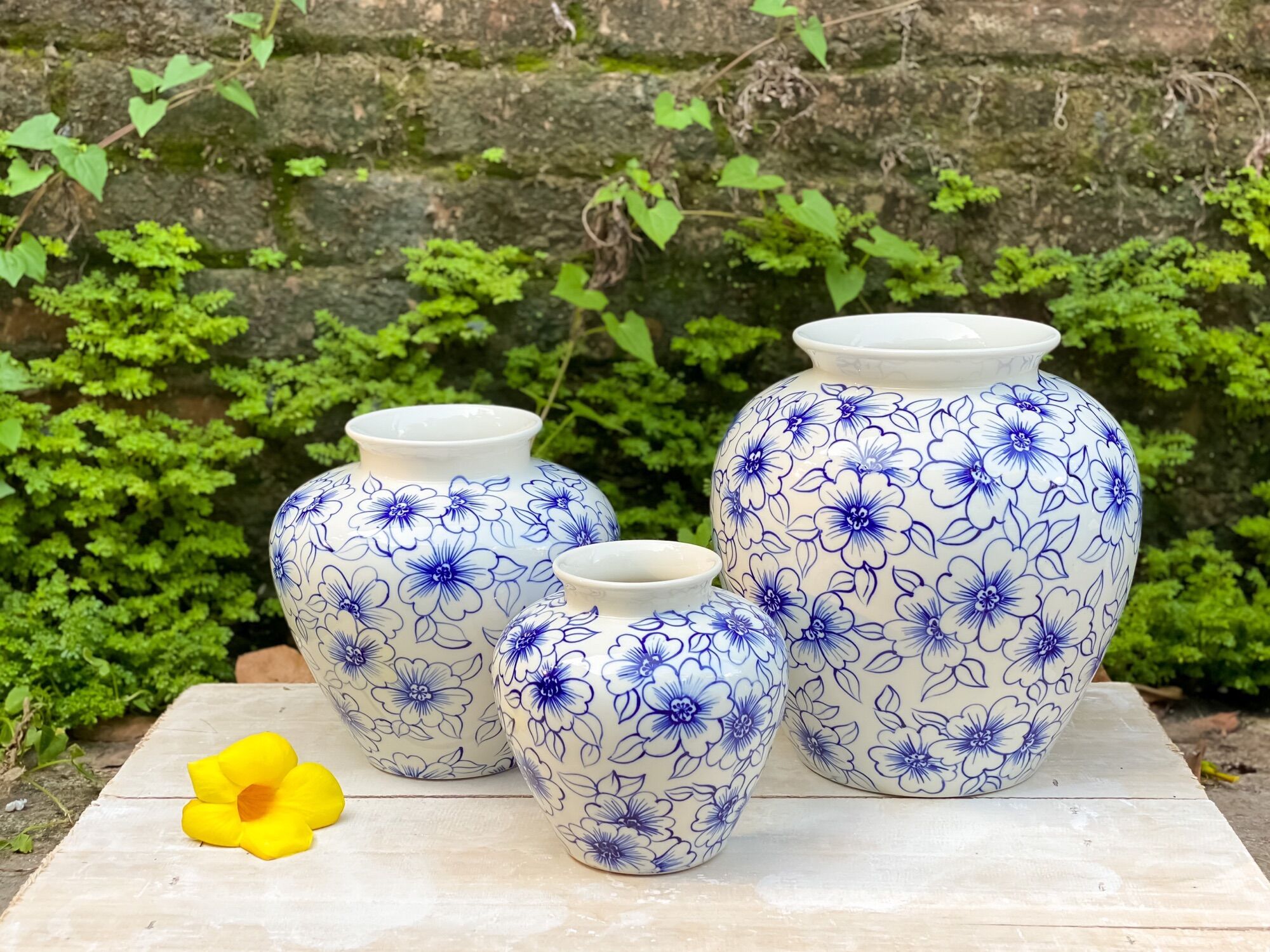 Set 3 bình cắm hoa dáng vò, họa tiết vẽ thủ công. Gốm sứ Bát Tràng
