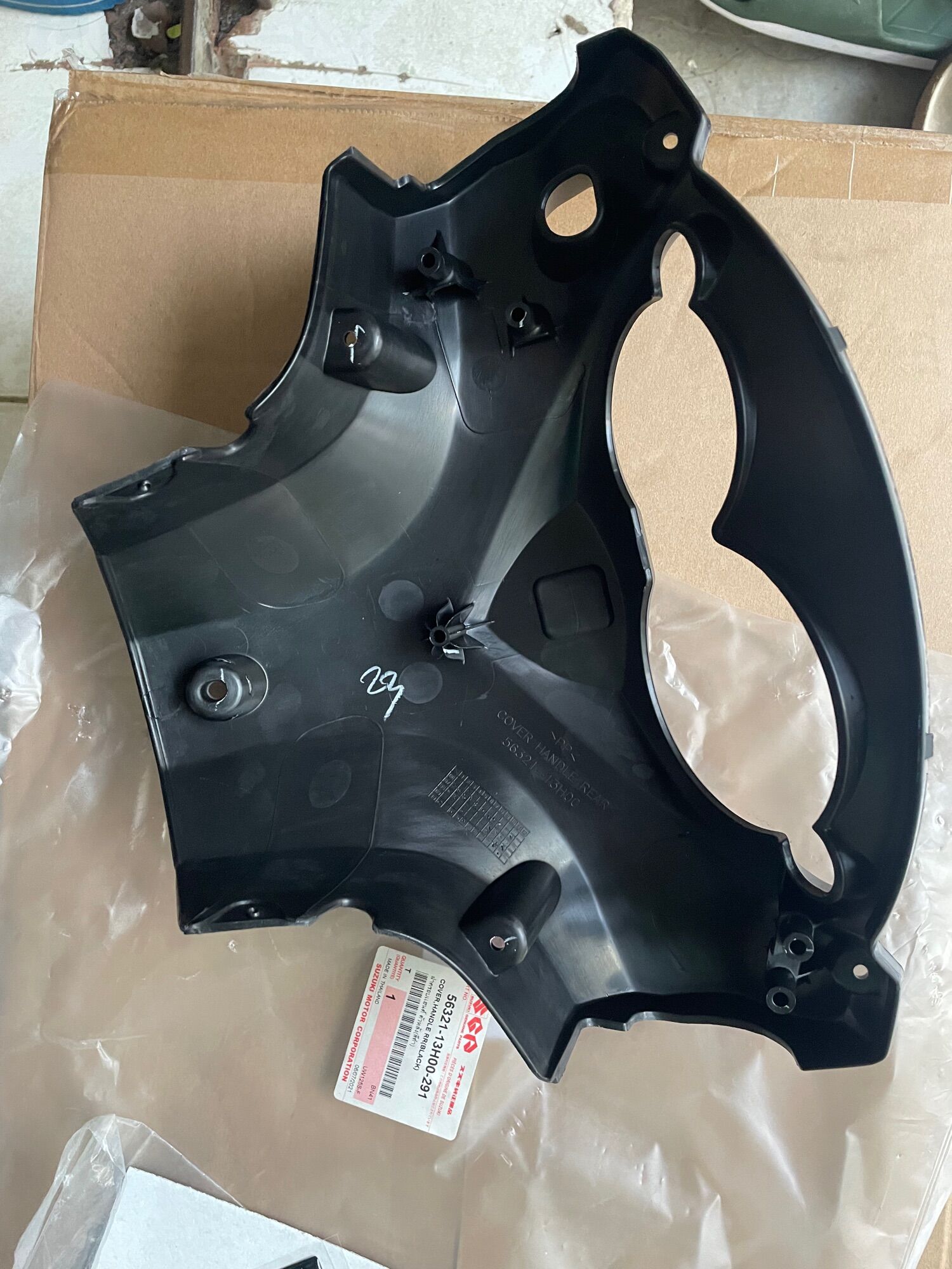 ốp tay lái sau( bợ đồng hồ) dòng xe suzuki hayate sc 125 ( hàng chính hãng thái suzuki)