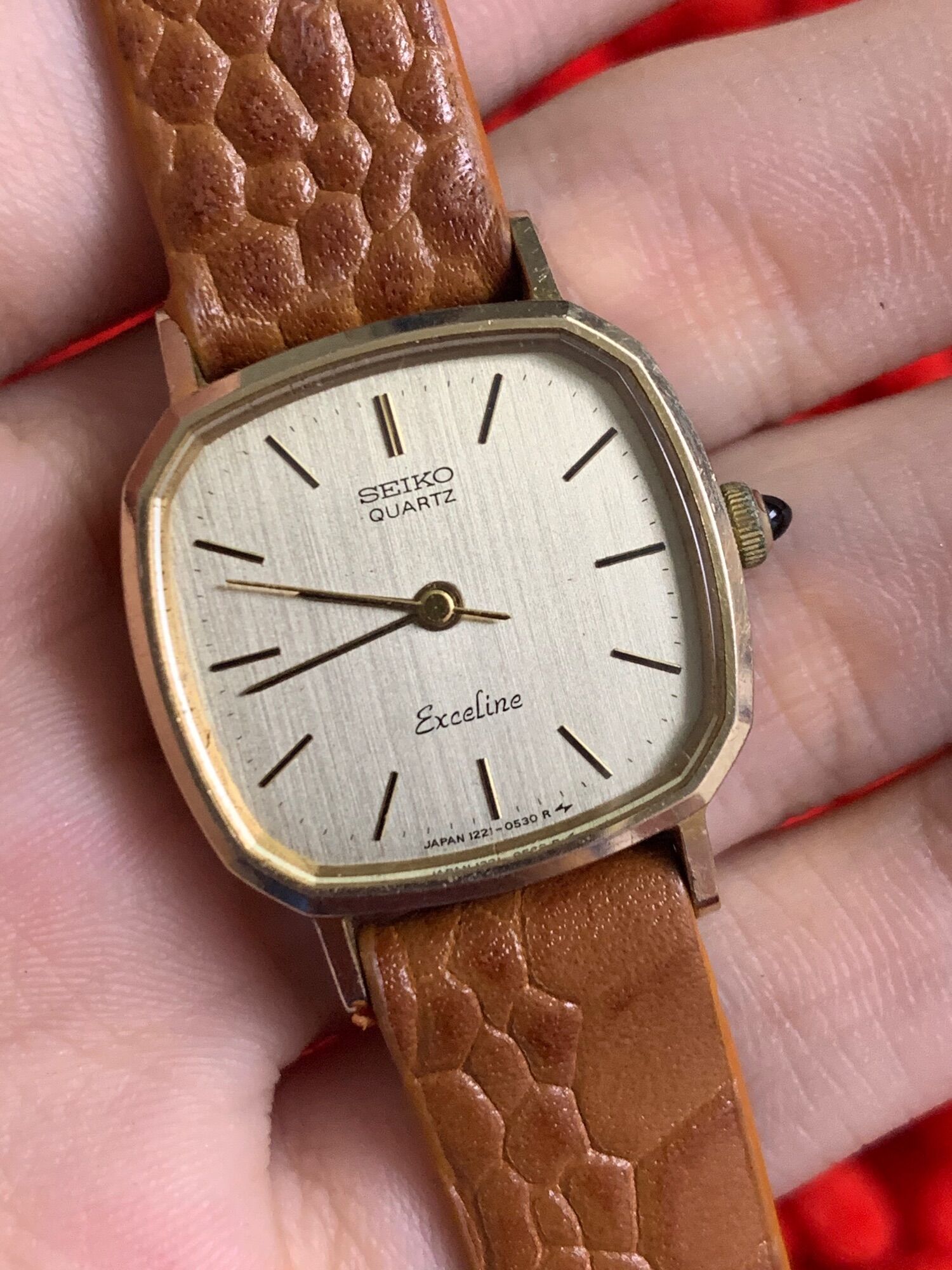 Đồng hồ nữ seiko máy mỏng lắc kê vàng hàng si