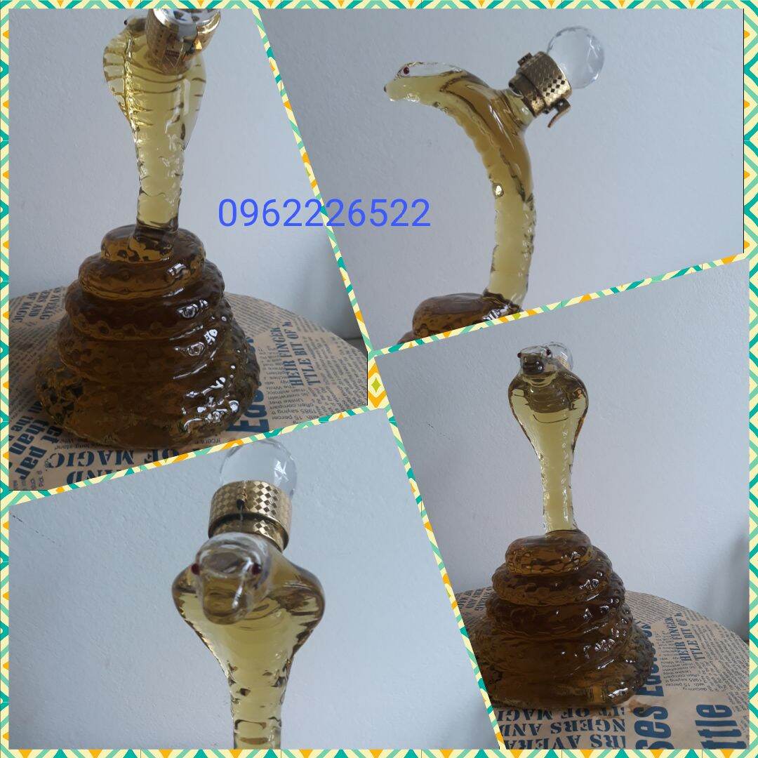 Bình đựng rượu thủy tinh hình con rắn .