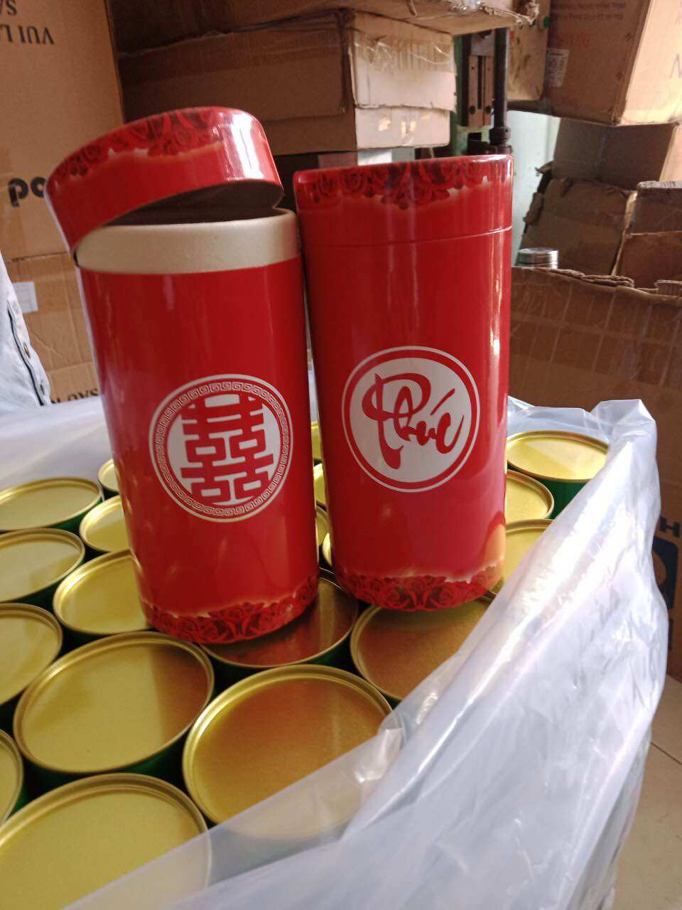 Lon đựng trà giấy mẫu mới dùng trong mâm quả (đường kính 8cm, cao 18cm)