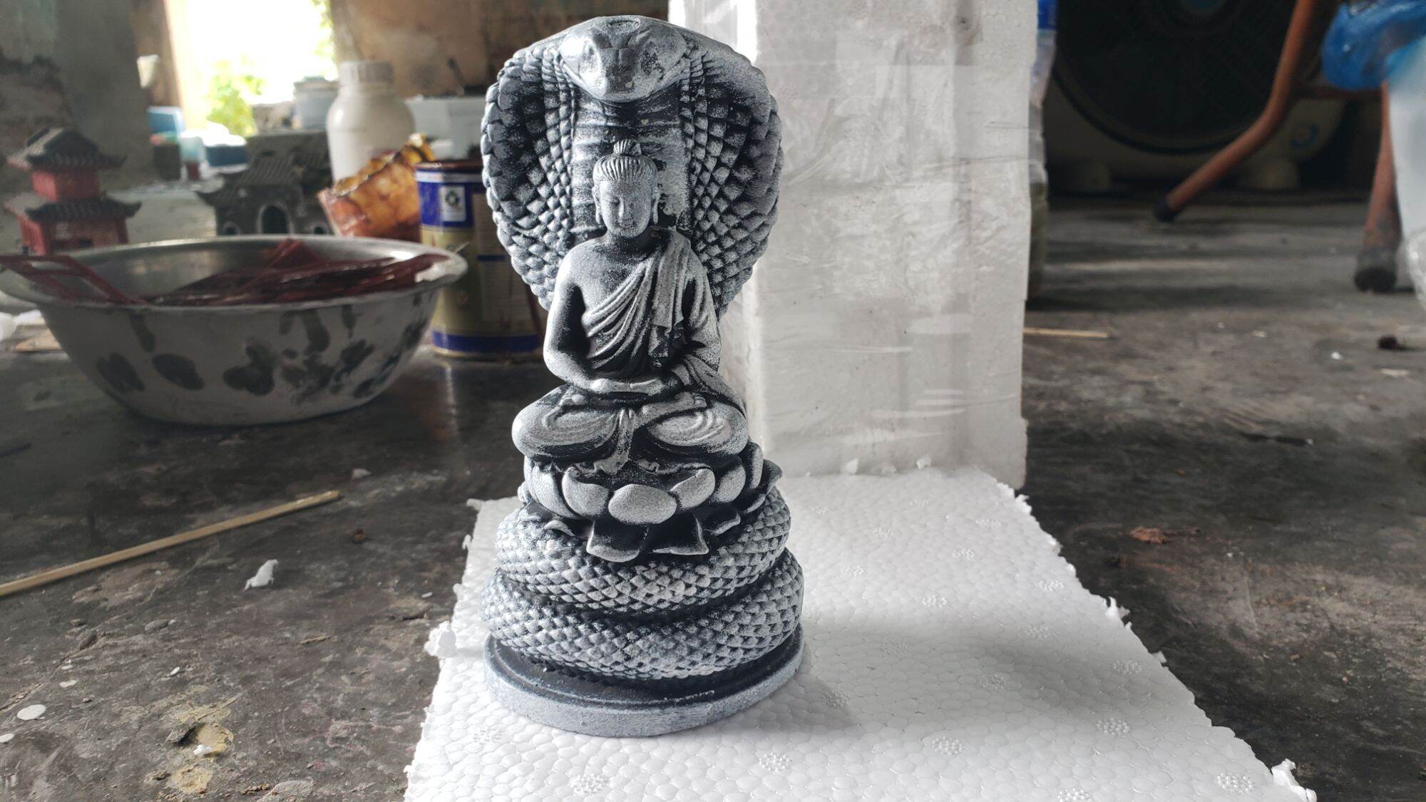 Tượng rắn bảo vệ phật. ( chất liệu xi măng)