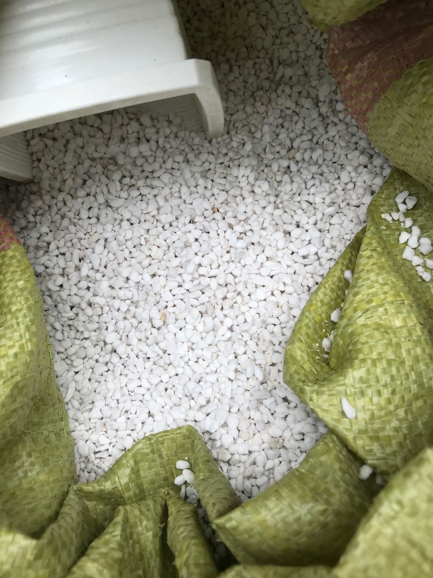 Đá perlite trân châu