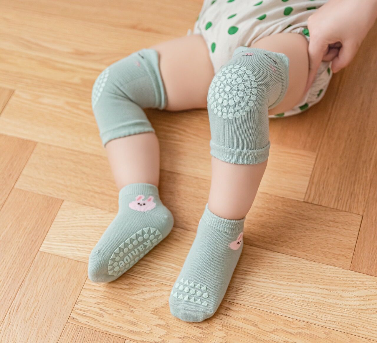 Set vớ + tất tập bò cho bé chống trợt