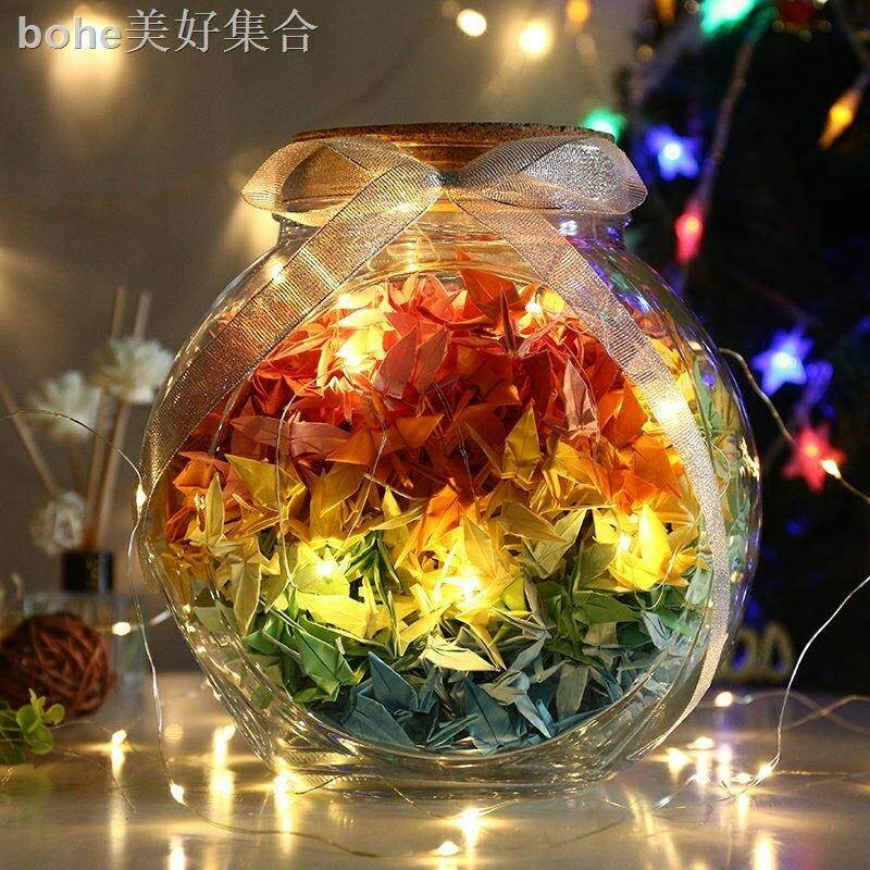 Lọ thuỷ tinh nghiêng đựng sao, hạc giấy