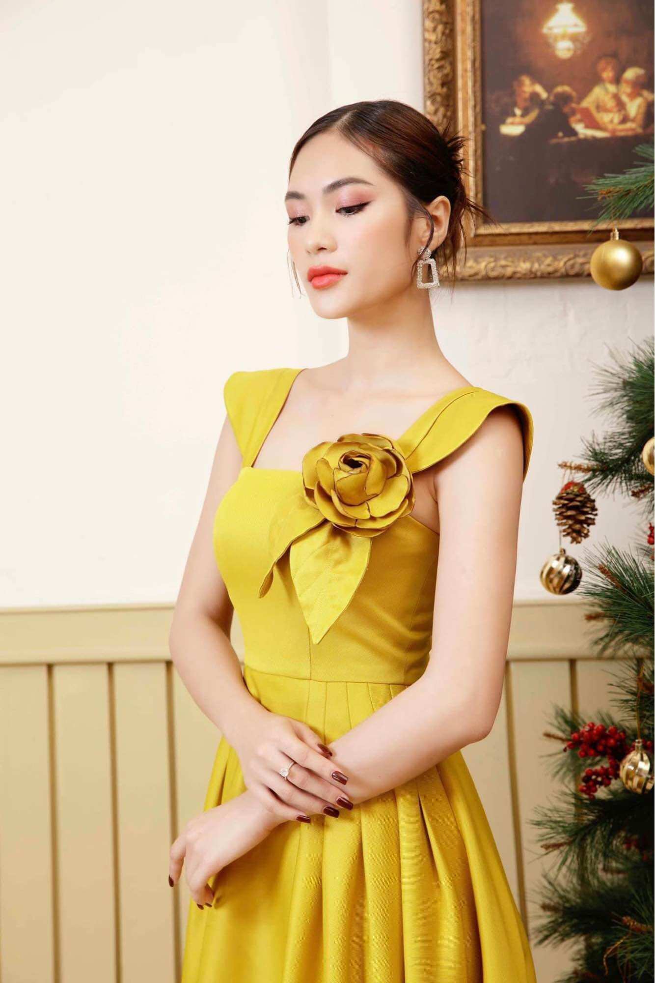 Đầm xòe xếp li eo hoa cài ngực