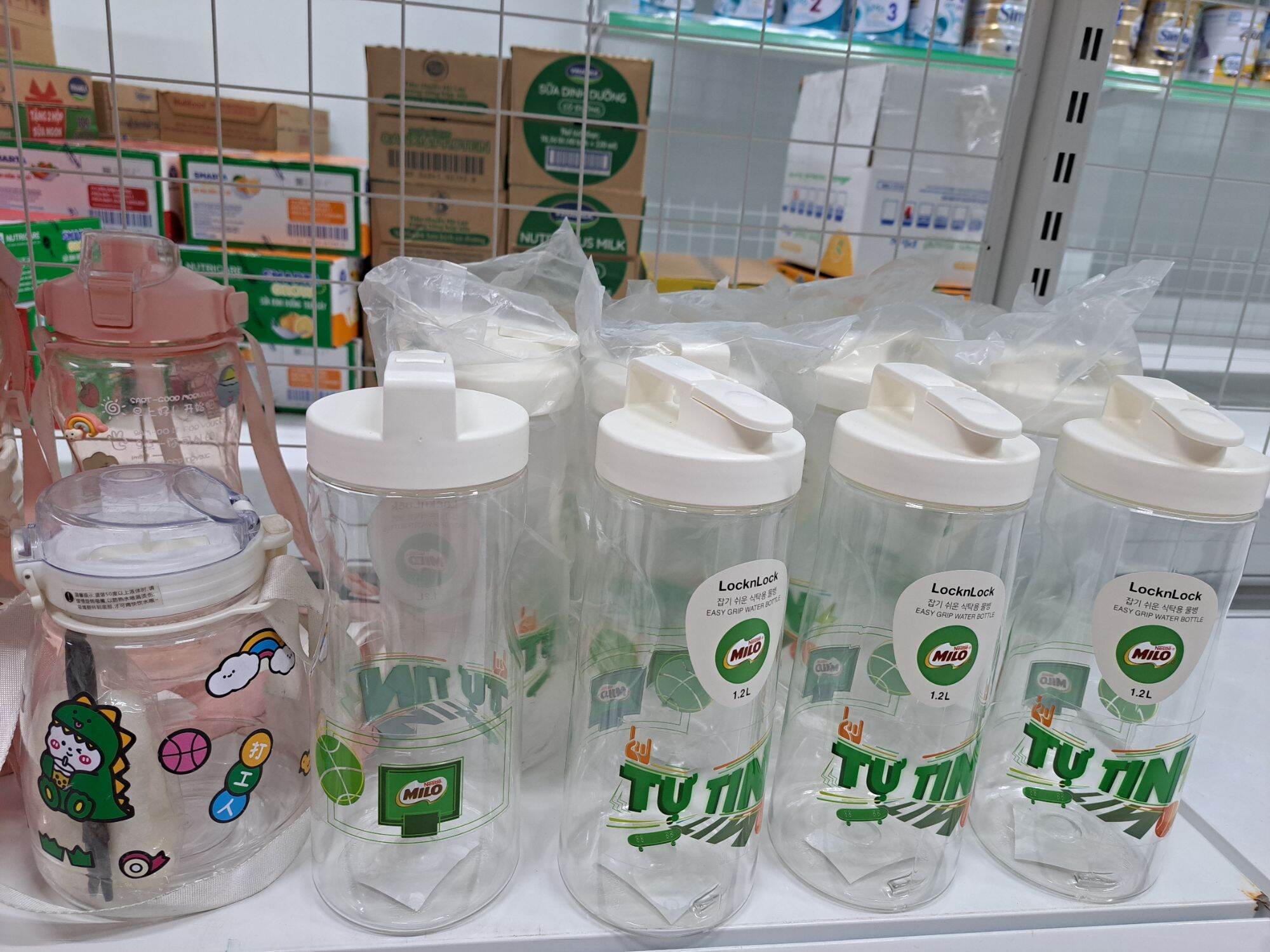 Bình nhựa đựng nước 1,2L hàng khuyến mãi của Milo