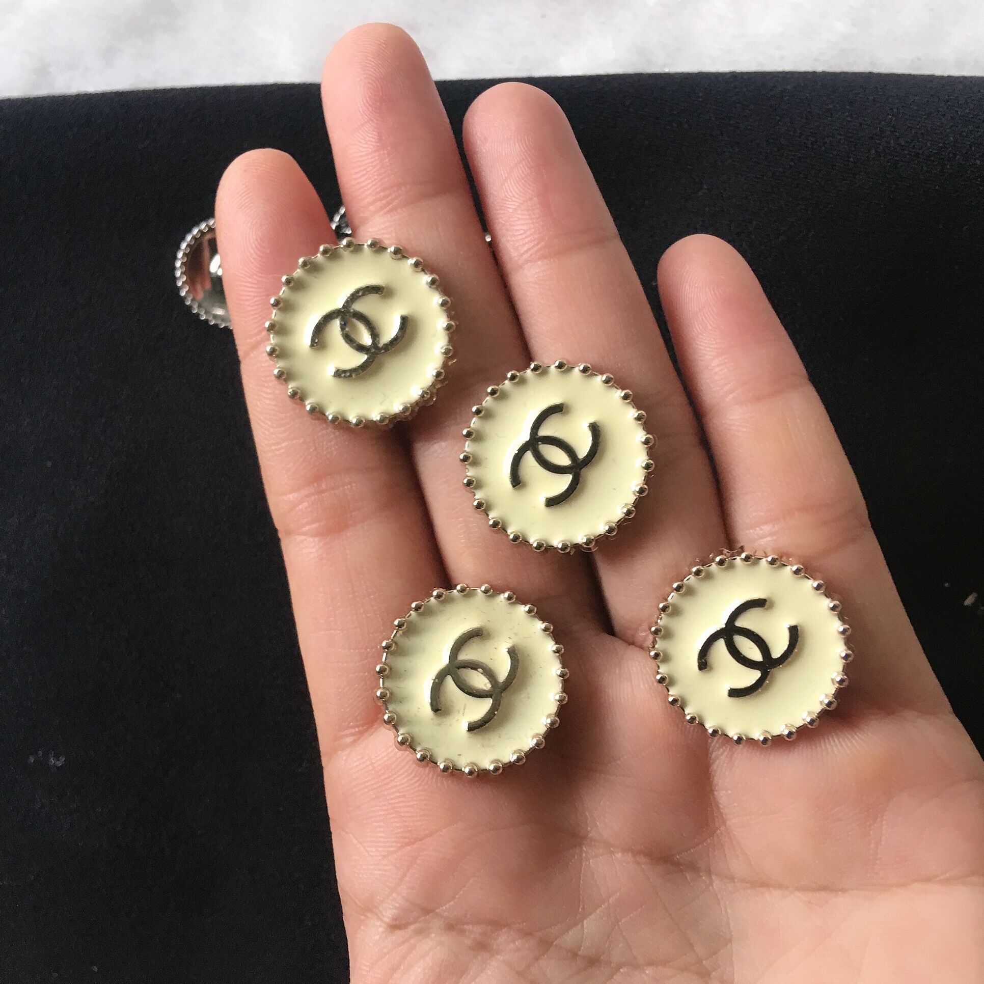 (N032) 1 NÚT KIM LOẠI THƯƠNG HIỆU SIZE 2.2CM