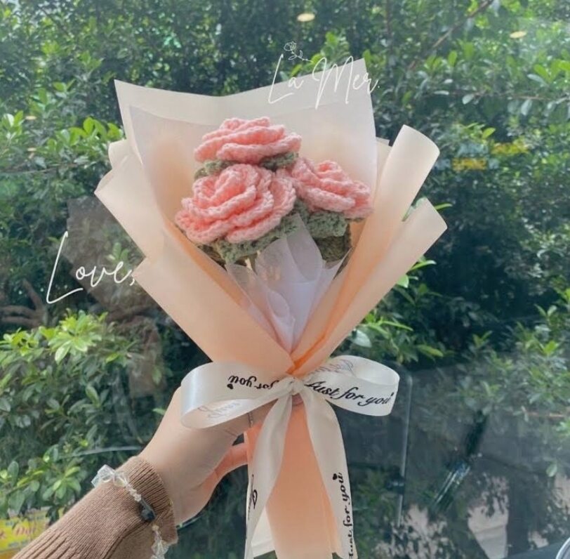 Bó hoa hồng len 3 bông, đã gói sẵn