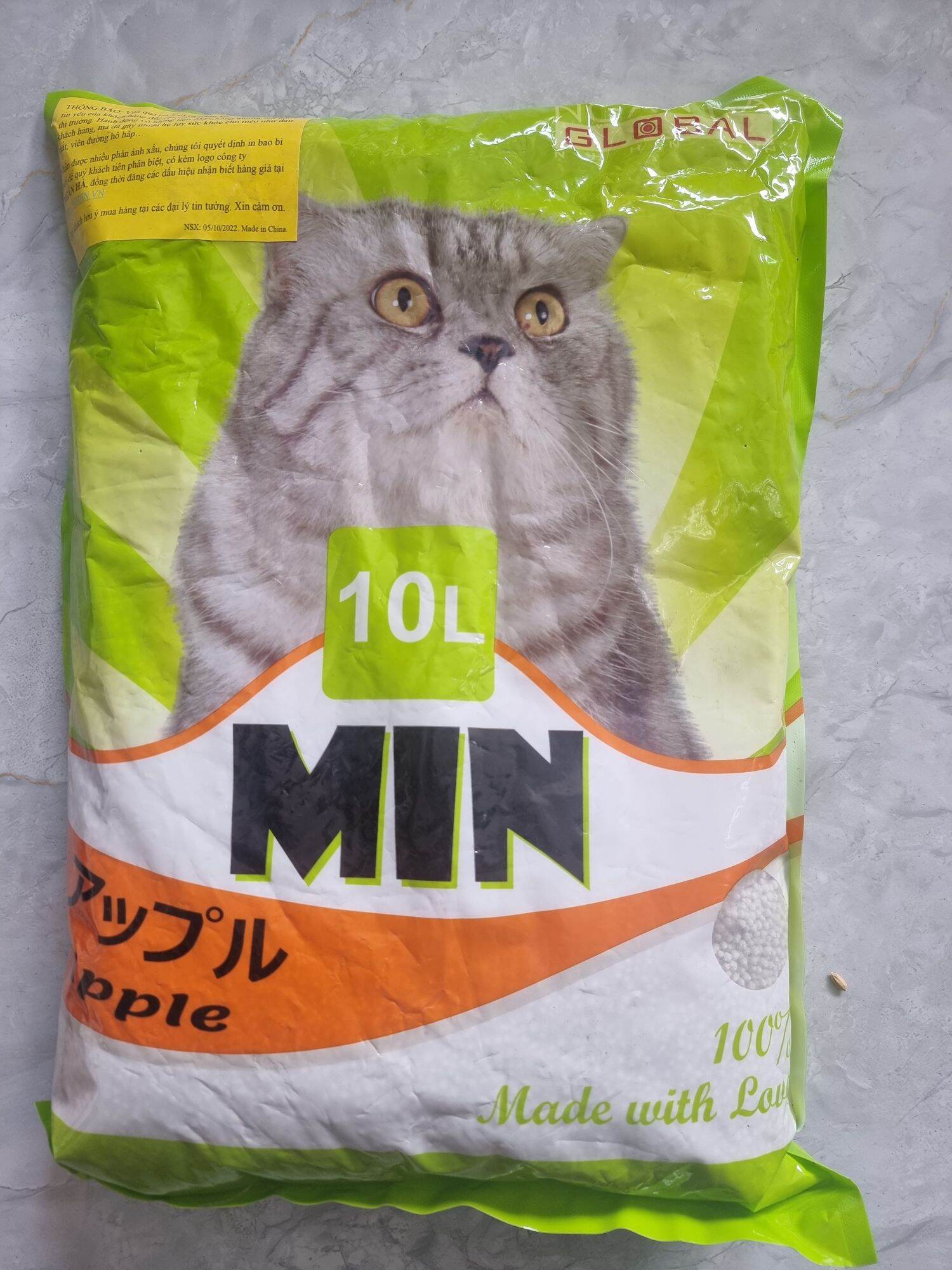 Cát Min lót chuồng cho mèo