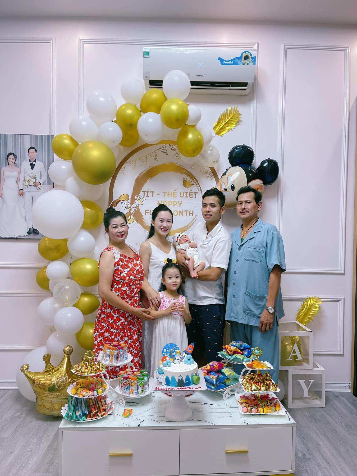 Sét bóng trắng trí sinh nhật kèm phông in tên