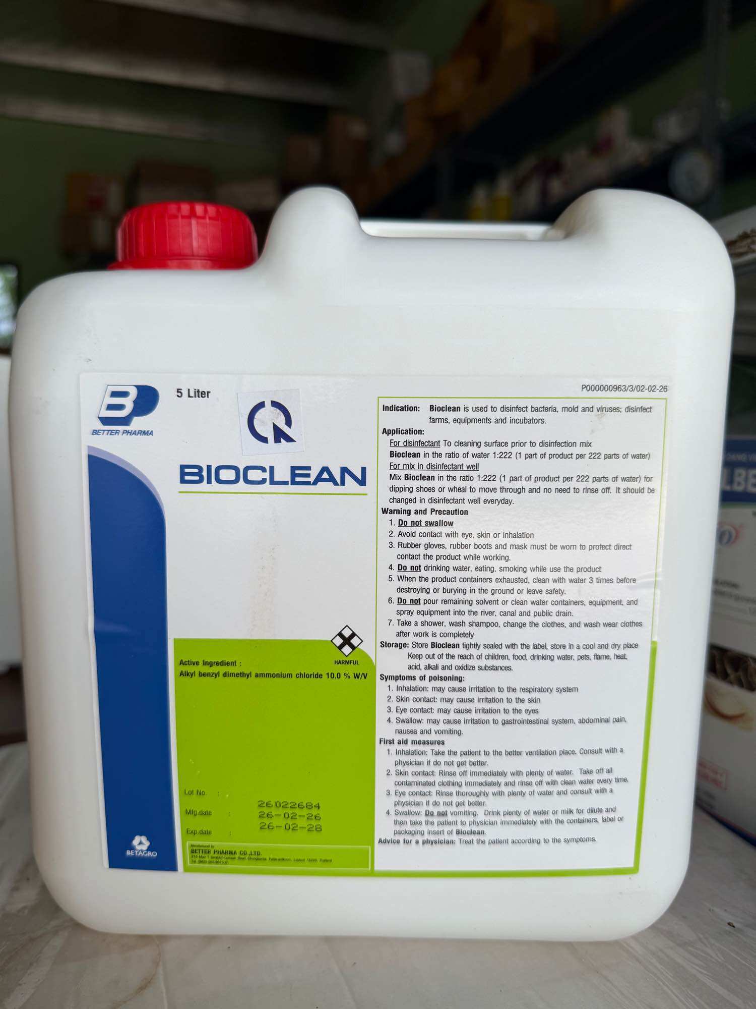 BIOCLEAN dung dịch vệ sinh khử trùng 5 lít, nhãn màu xanh trắng, nắp đỏ, phù hợp cho vệ sinh nhà cửa và công nghiệp.