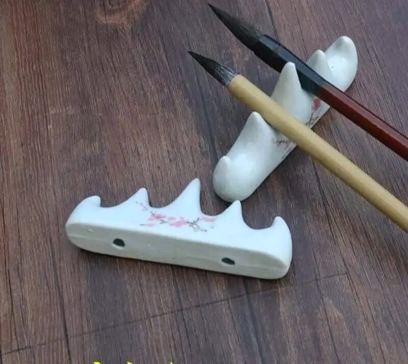 Gác bút sứ hoa đào