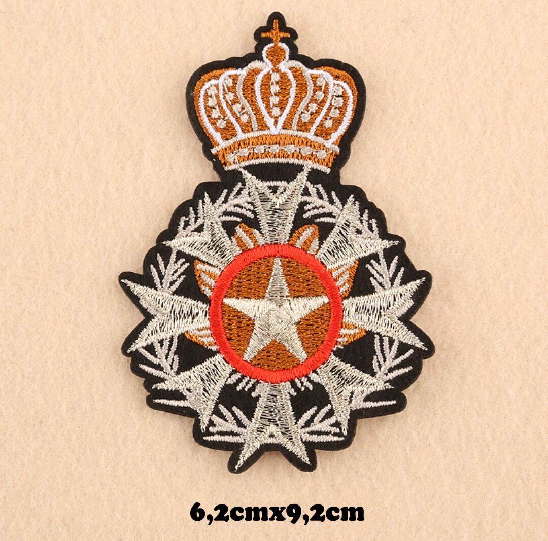 Sticker thêu ủi vương miệng huy hiệu cao cấp dùng vá quần áo