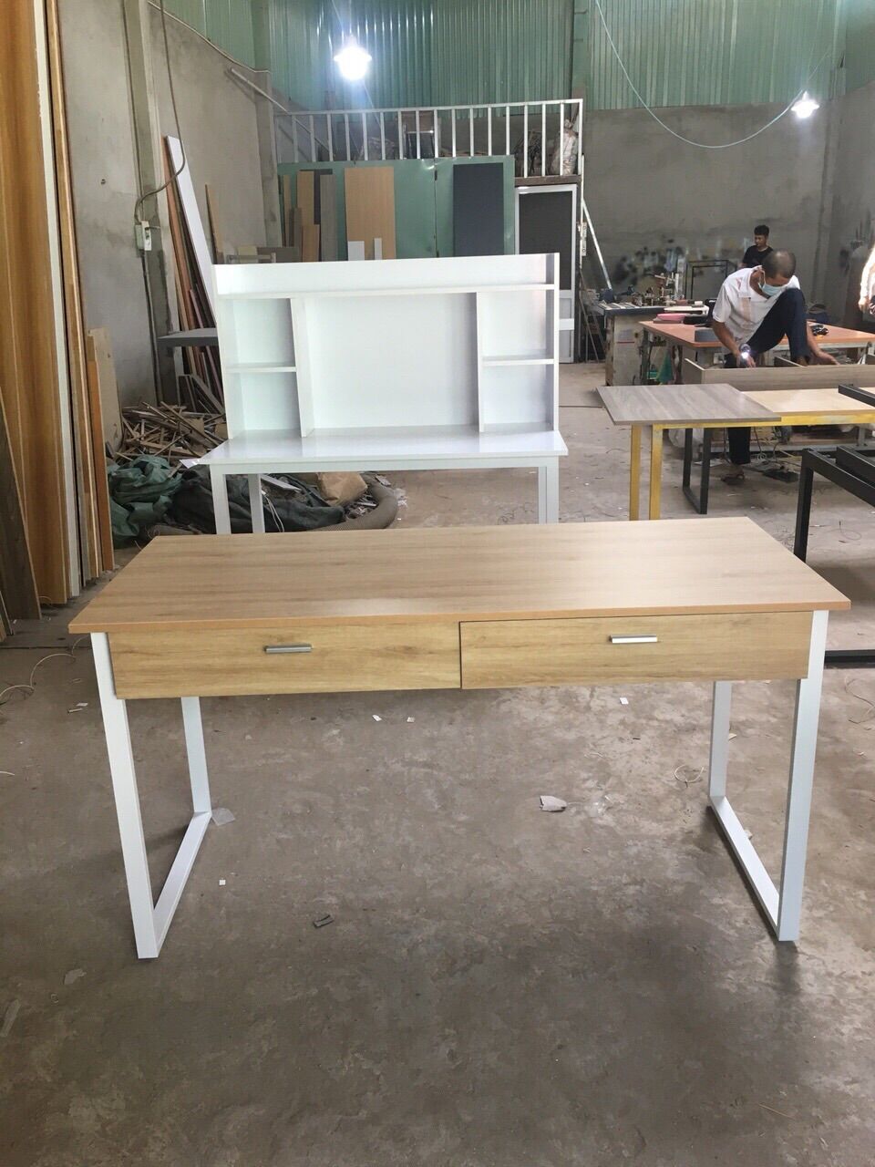 Bàn làm việc có hộc khung sắt