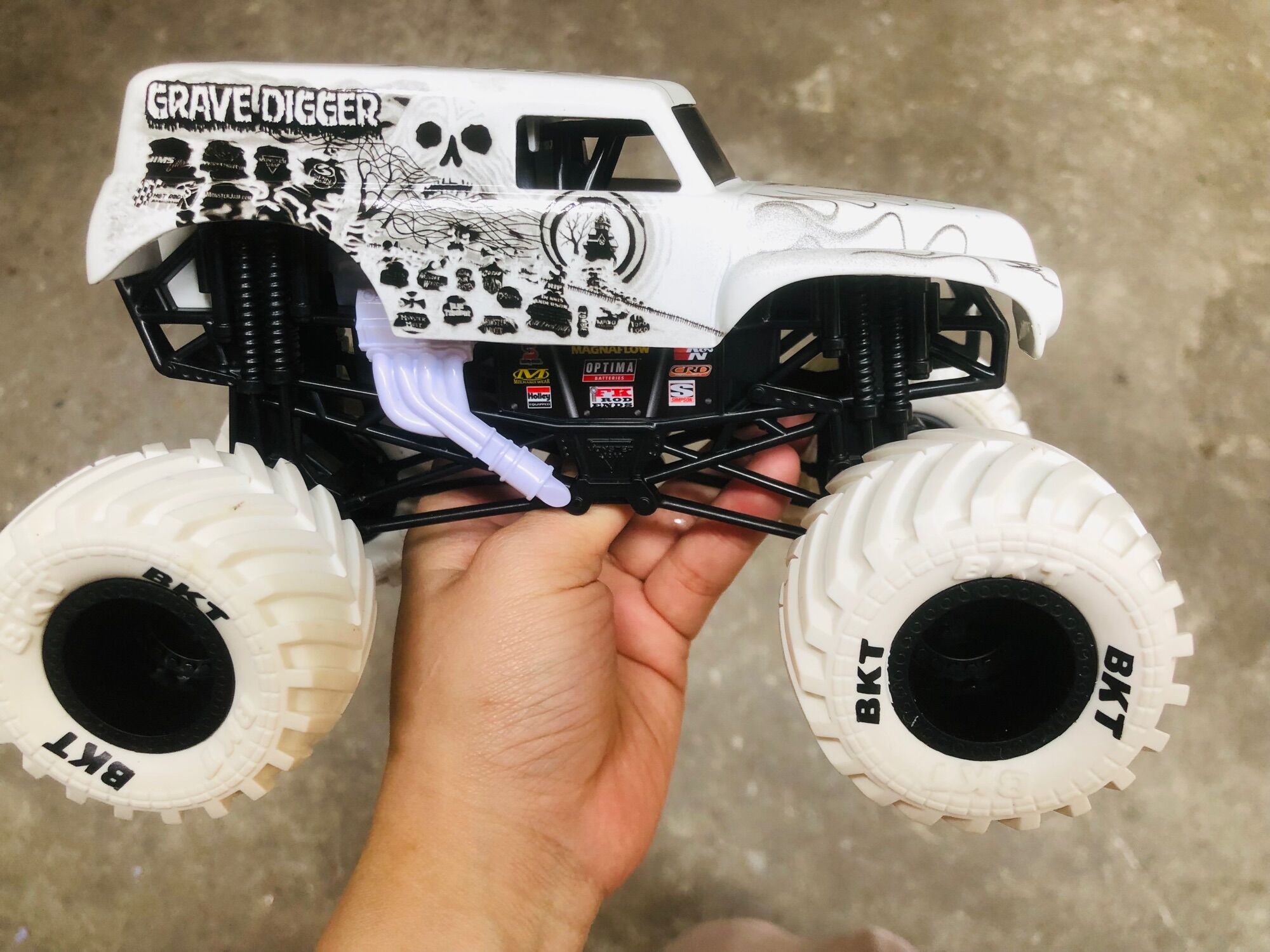 Xe Monster Jam mẫu Grave Digger màu trắng size 1:24