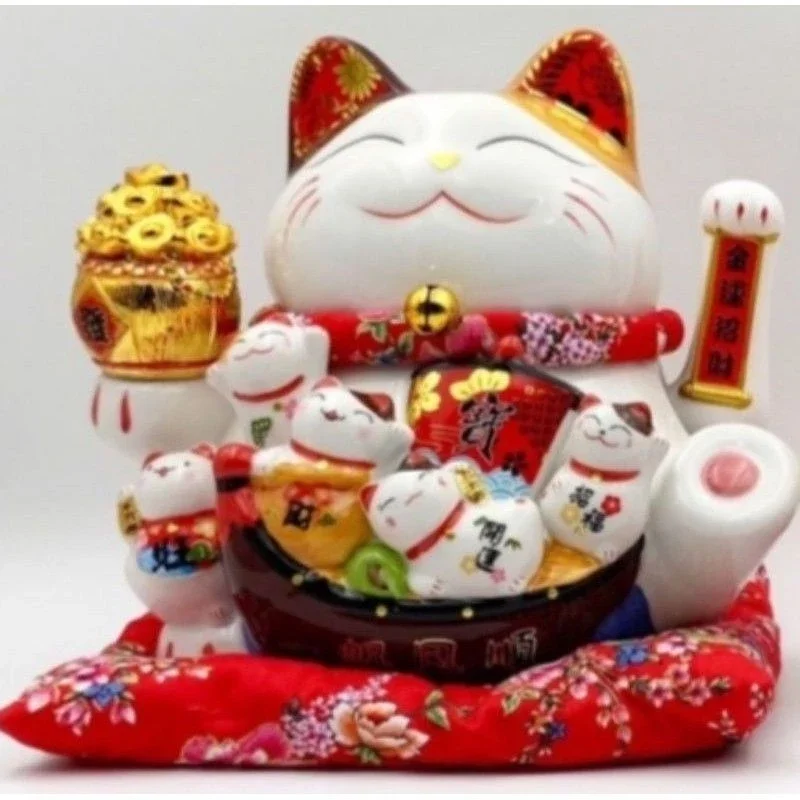 Mèo Thần Tài vẫy tay .
