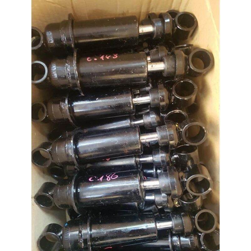 <  >(  một chiếc ) Ty giảm sóc sau exciter 150 / ty phuộc yamaha exciter chính **  Sản phẩm chính hãng do yamaha sản xuất lắp cho các dòng xe exciter 150 ( có thể lắp cho exciter 135 )
- Khi xe bạn đi vào xóc không êm ái ,có tiếng phạch phạch khi vào xóc