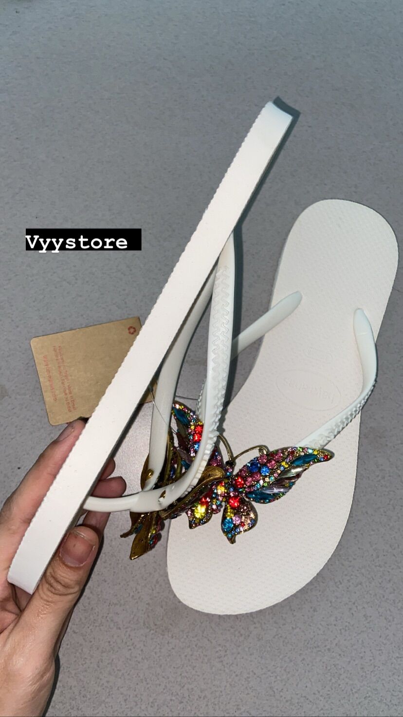 Dép Havaianas kèm charm ngũ sắc