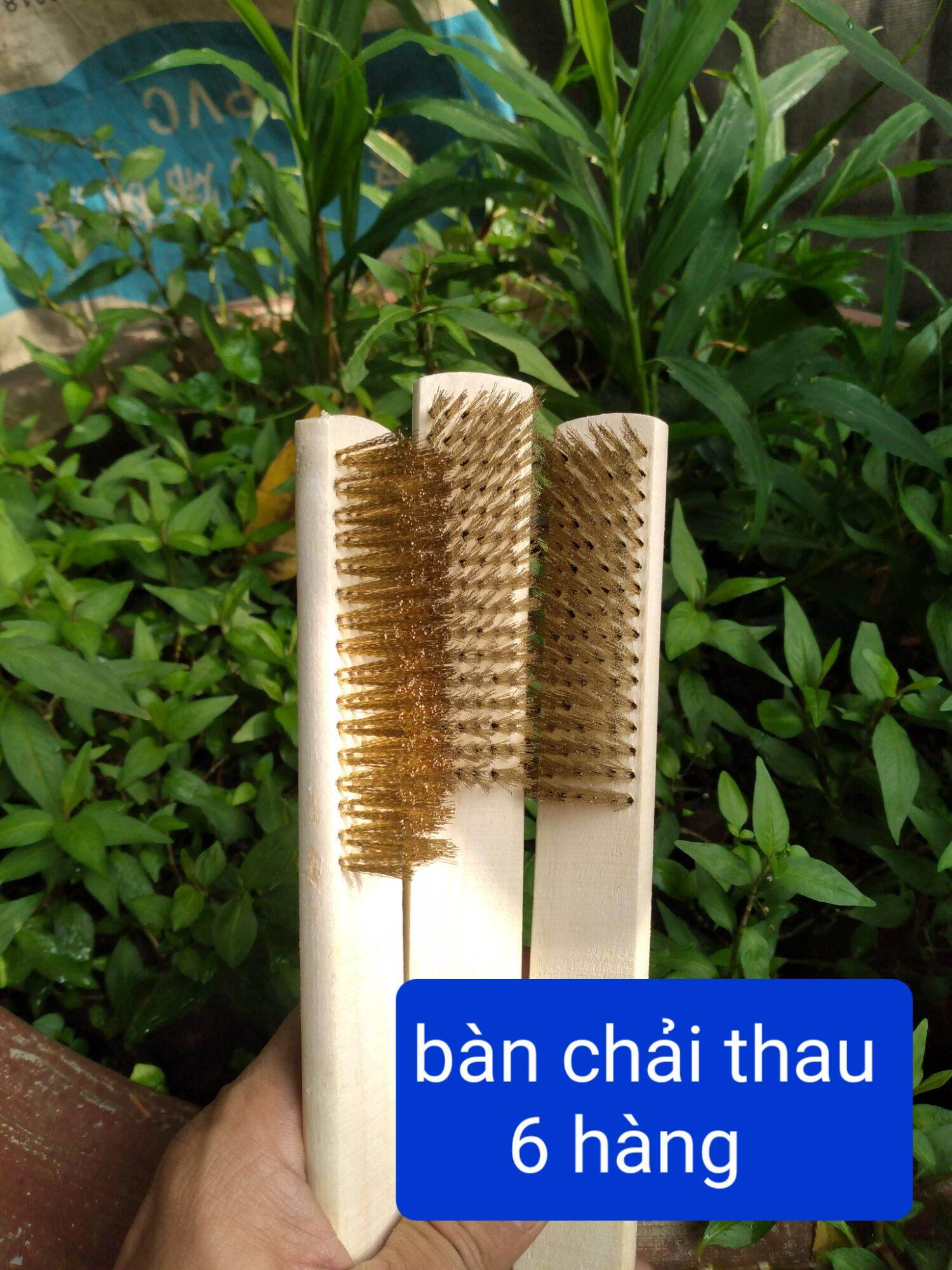 1 cái bàn chải cước dùng vệ sinh gỉ sét, rong rêu..