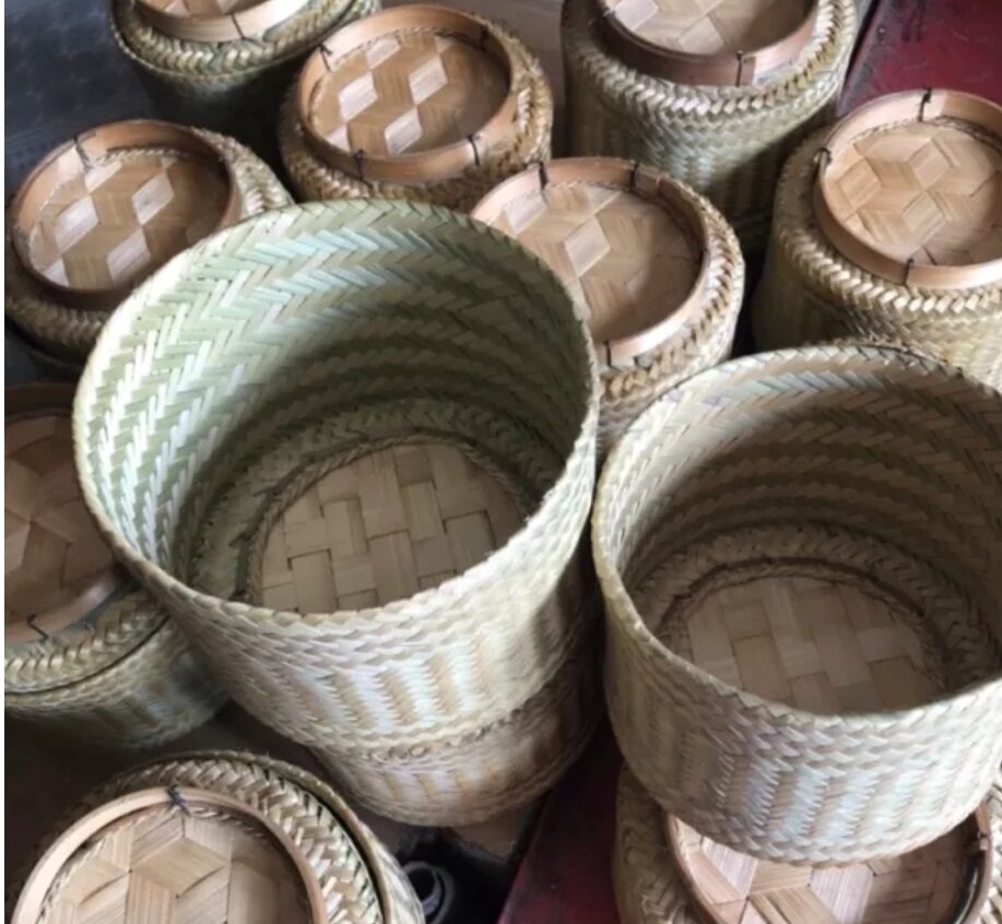 1 hộp đựng xôi bằng tre đan tay ( khẩu ép)