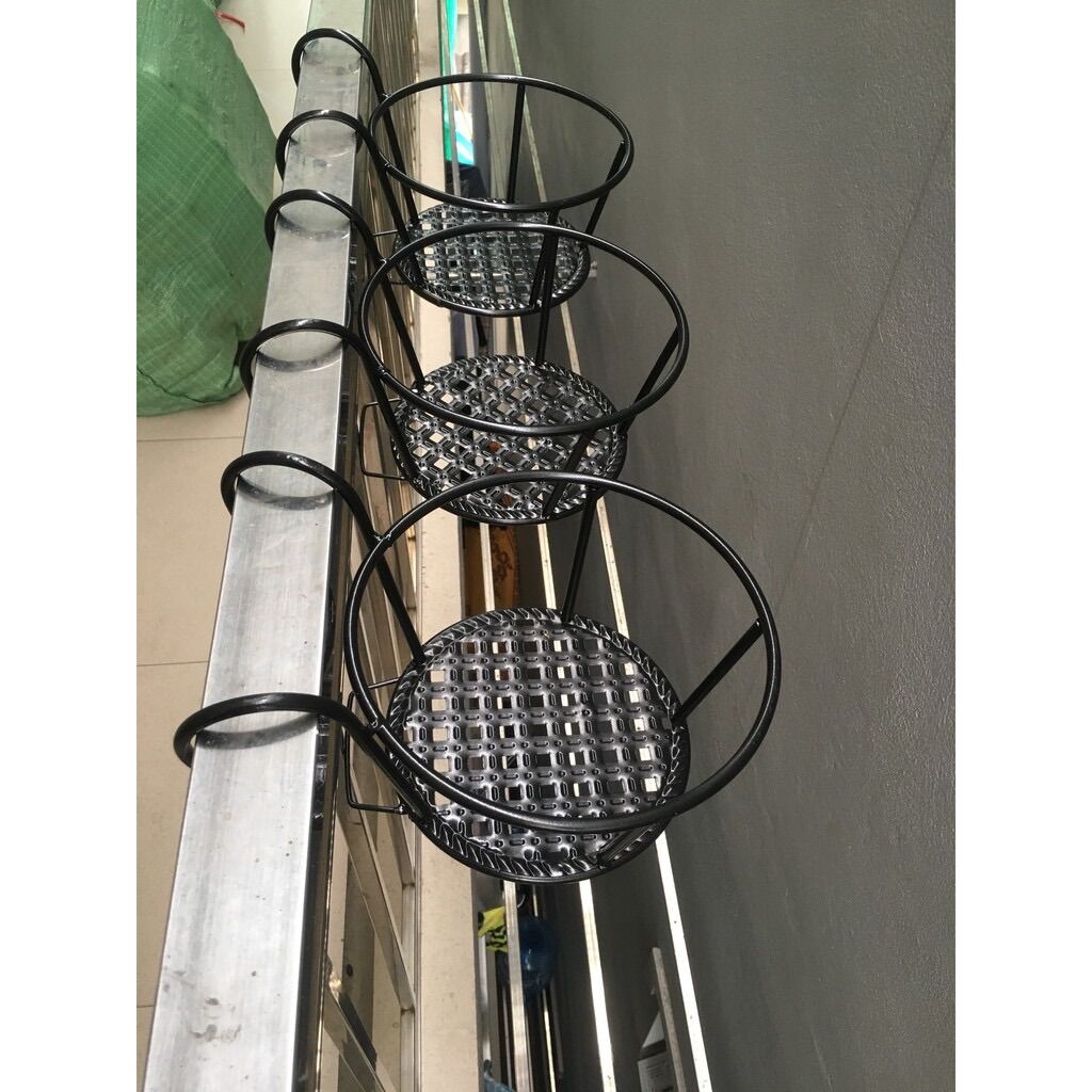 Giỏ sắt treo ban công màu đen sơn tĩnh điện