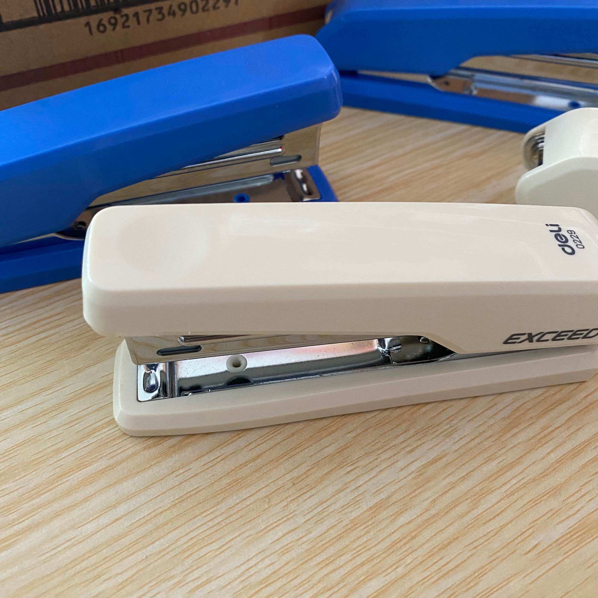 Bấm kim - dập ghim số 10 deli 0229