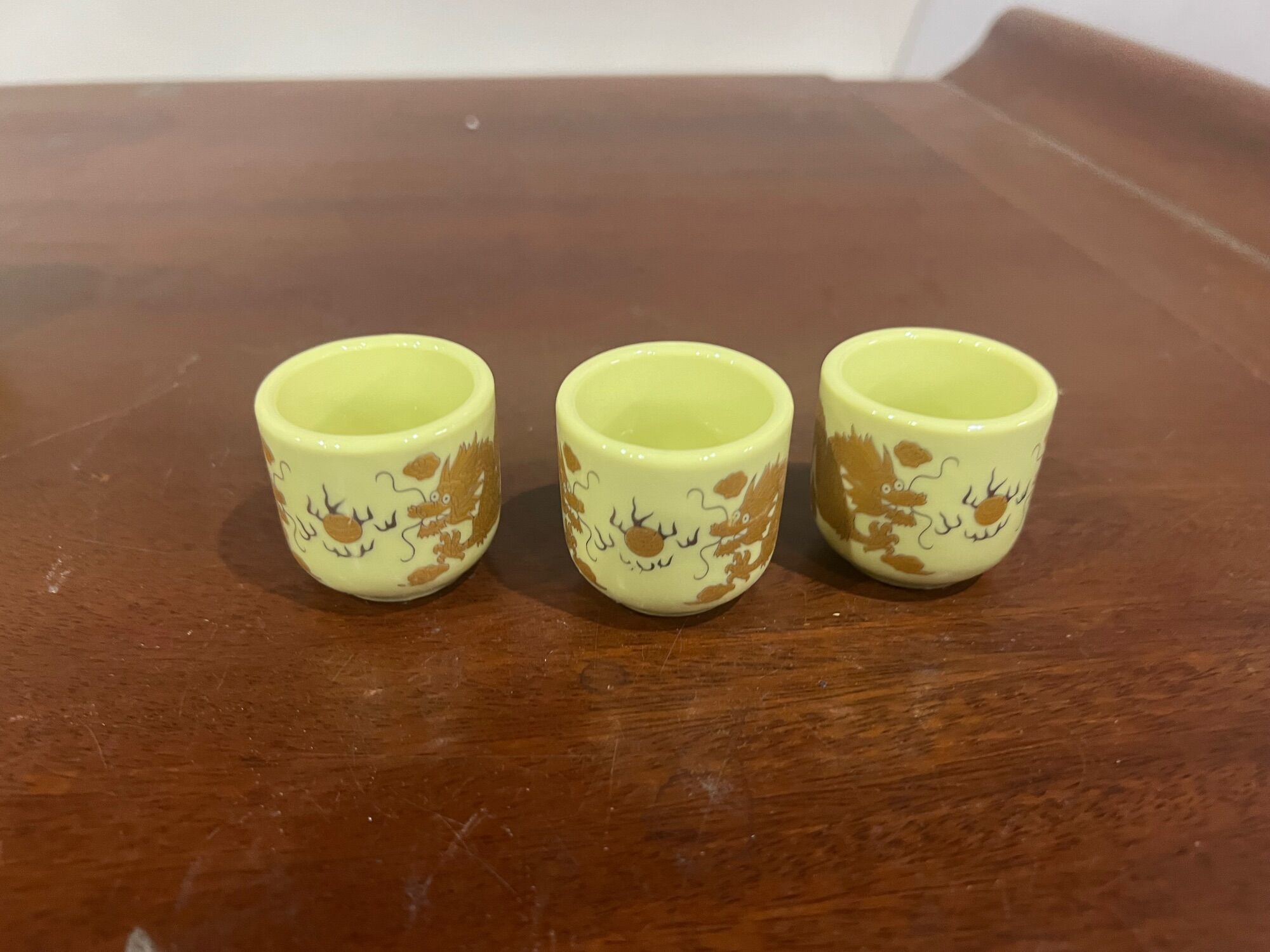 Kỷ cong  5  chén - kỷ cong 3 chén men vàng kim