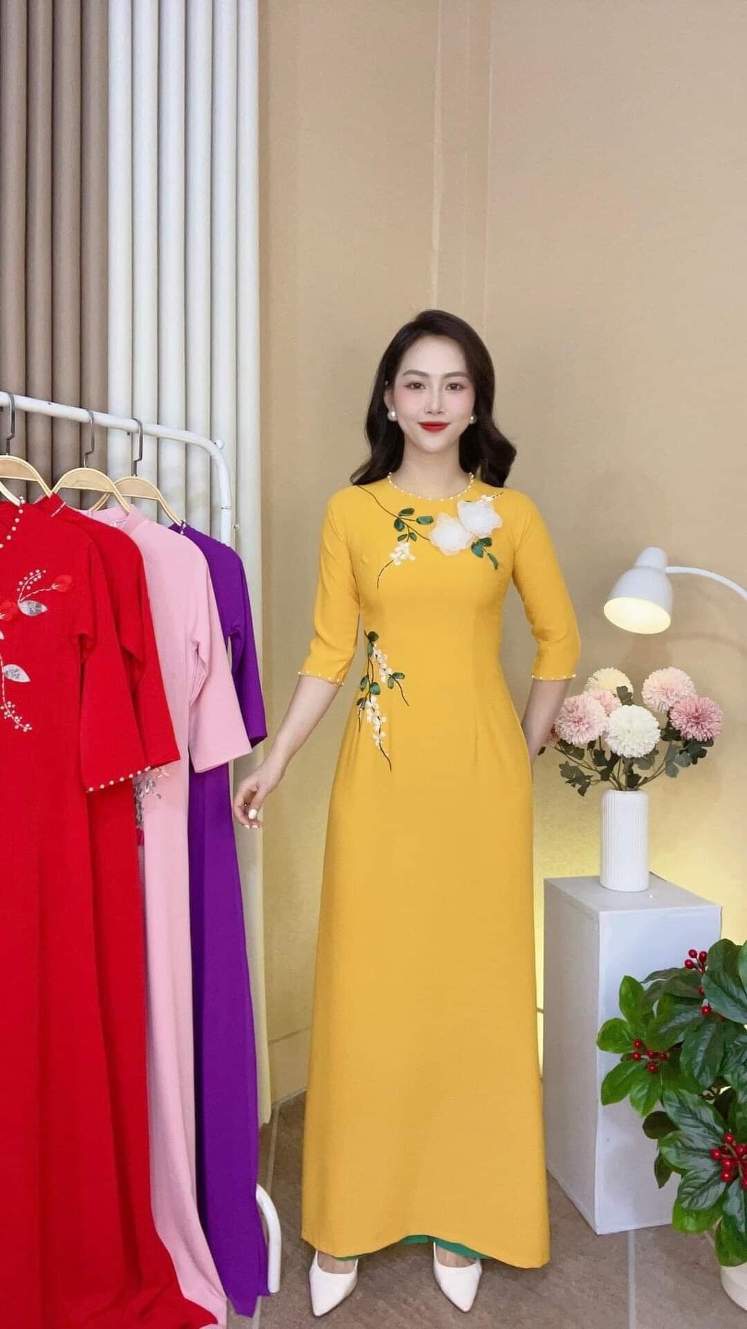 Áo Dài Lụa Mỹ Màu Vàng Thêu Hoa Trăng