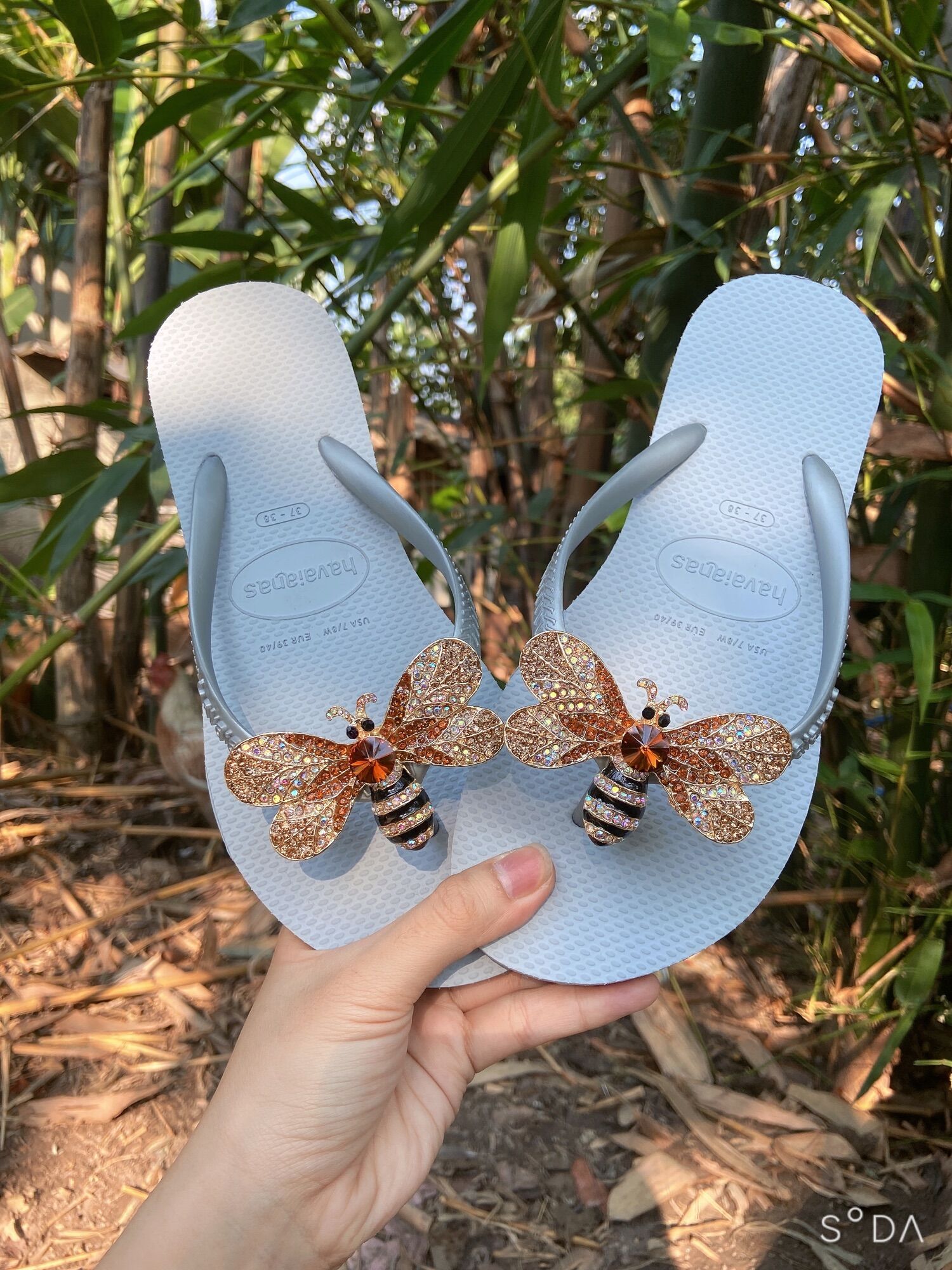 Havaianas kèm charm ong chúa
